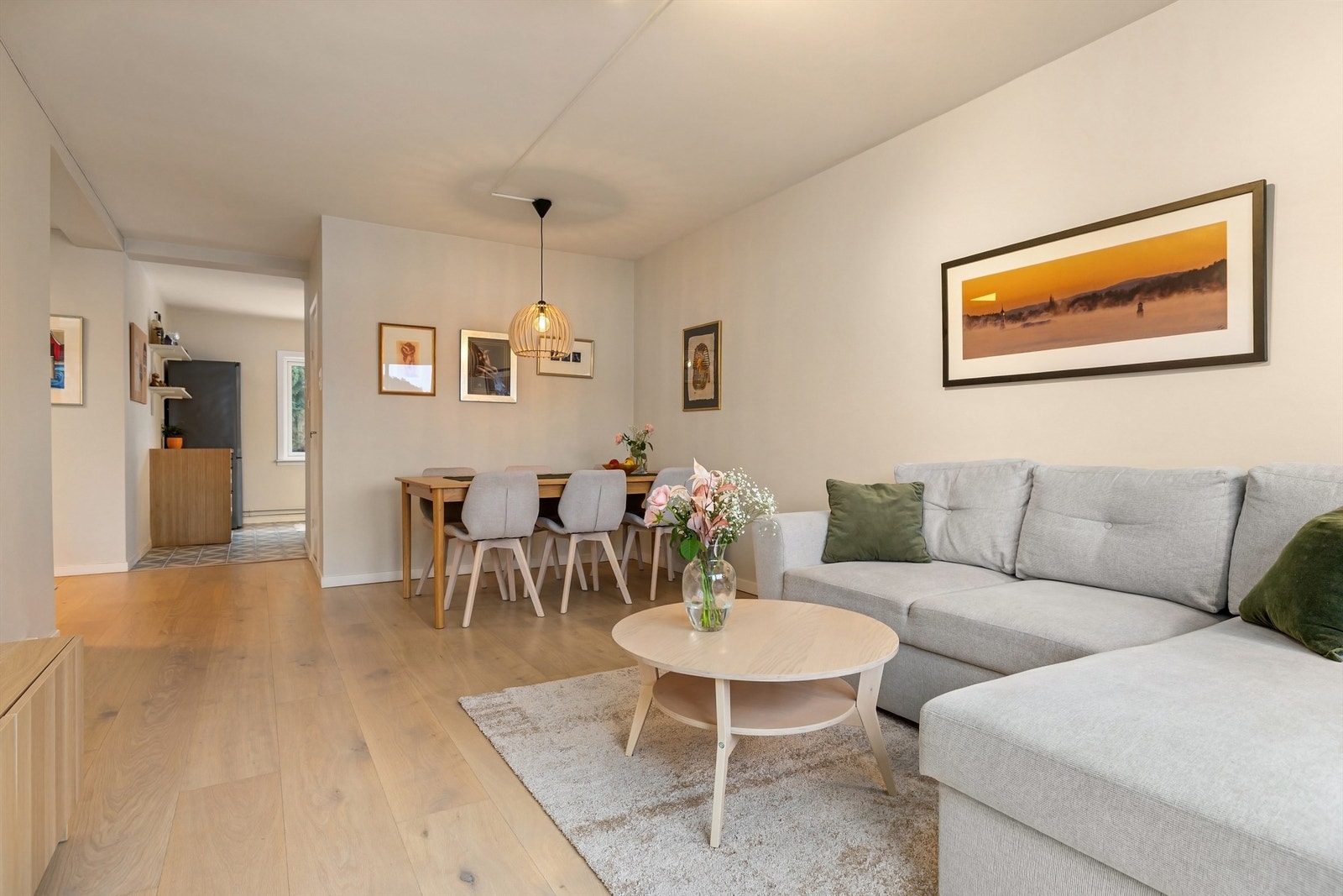 I stuen er det god plass til sofa med tilhørende salongbord og tv-seksjon, for ikke å glemme god plass til en romslig Galleribilde