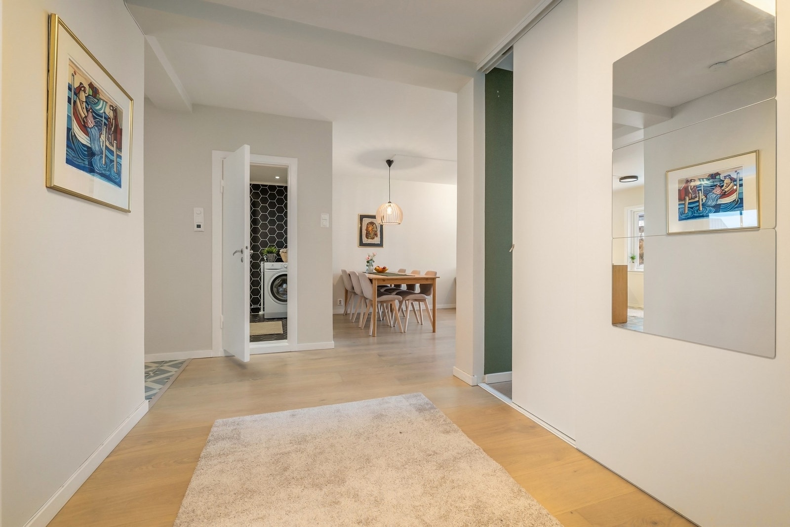 Lys og innbydende entré, med god plass til klesavheng og skotøy Galleribilde