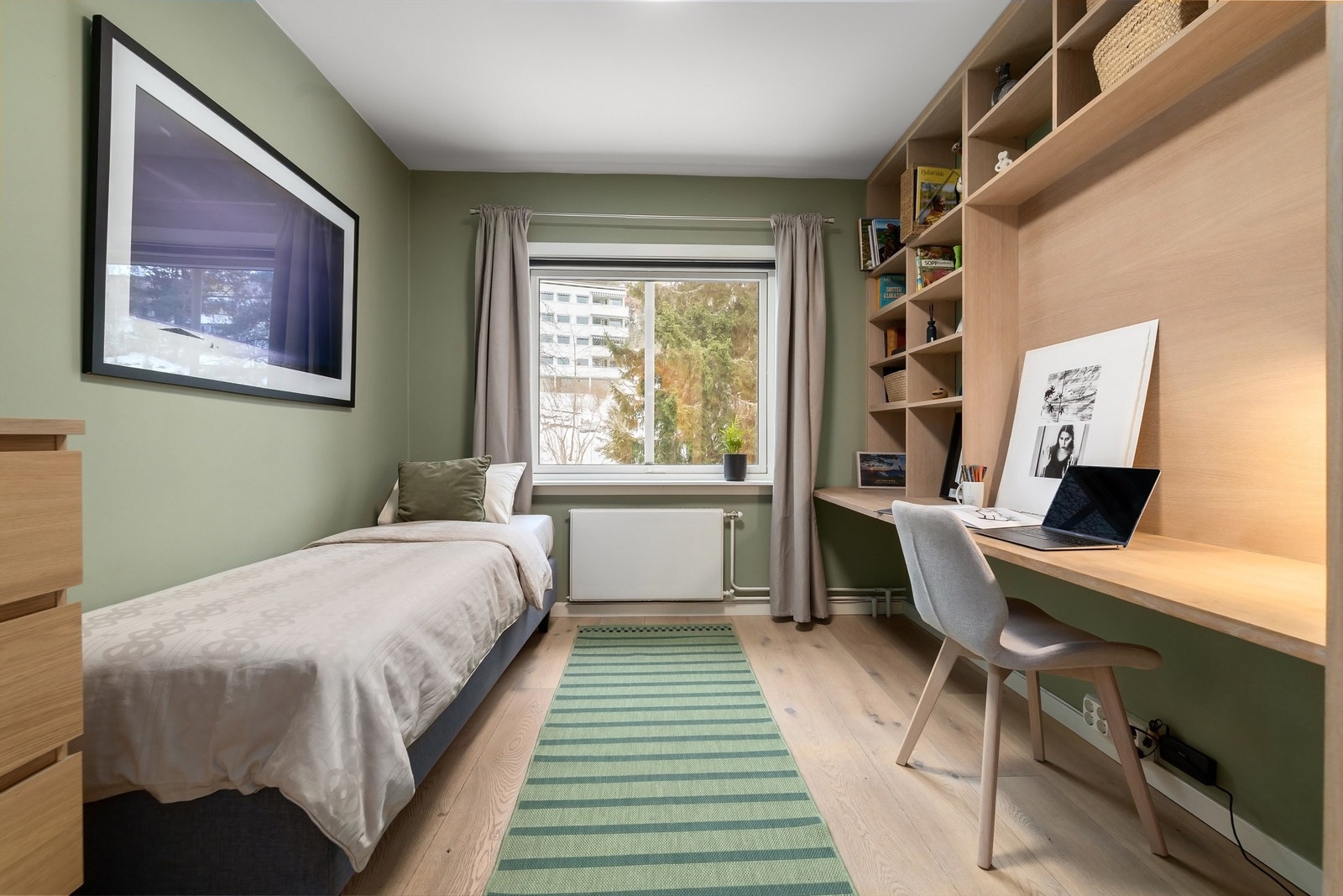 Boligens andre soverom er av god størrelse og er således fleksibelt i bruk Galleribilde