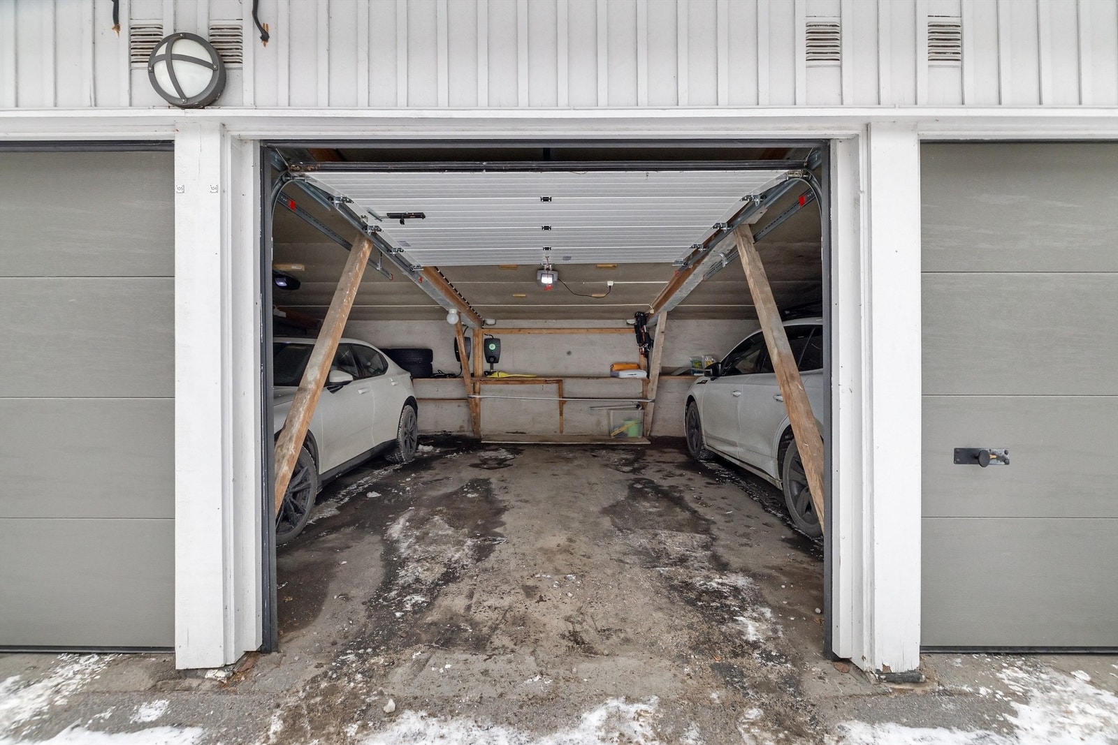 Garasjen har elektronisk portåpner og elbillader Galleribilde