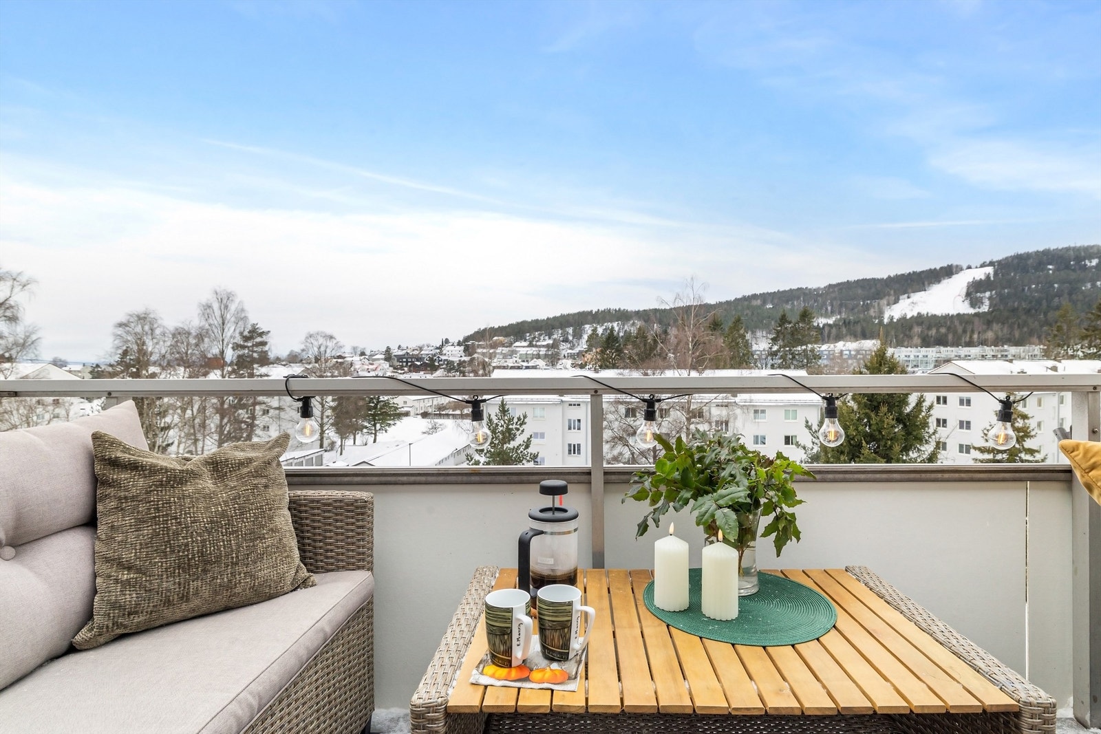 Fra balkongen er det fri utsikt over borettslagets frodige fellesarealer og opp mot Grefsenkleiva Galleribilde