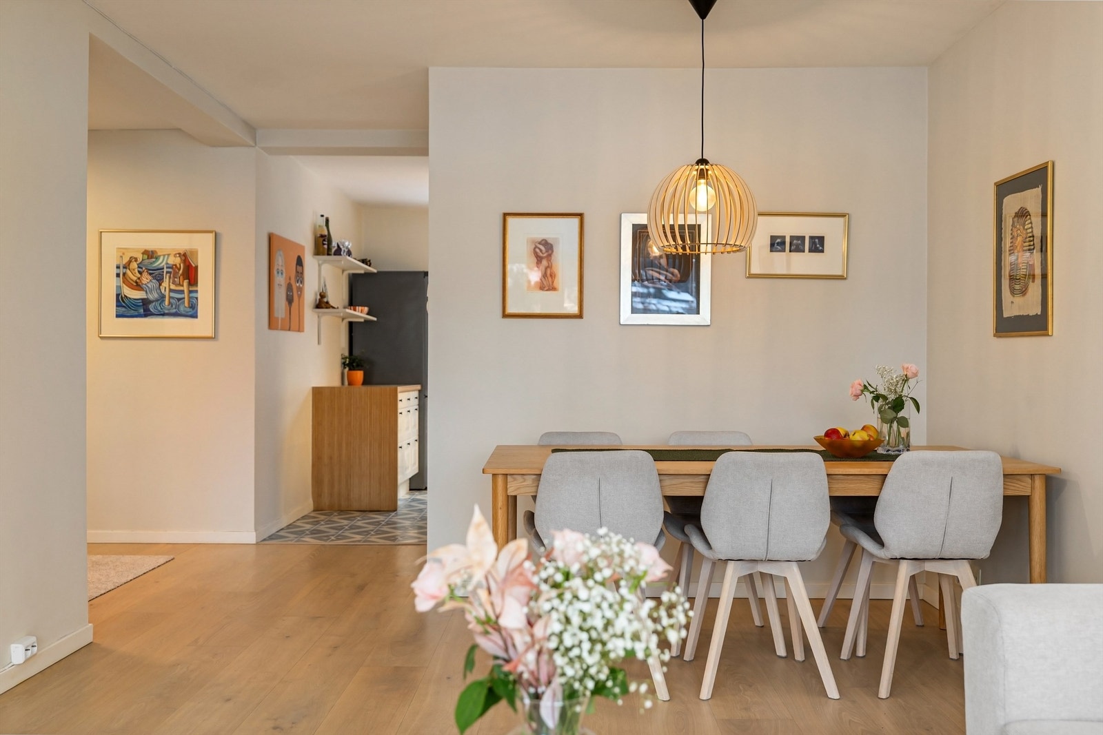 Delvis adskilt kjøkken, men med en god kommunikasjon til stuen Galleribilde