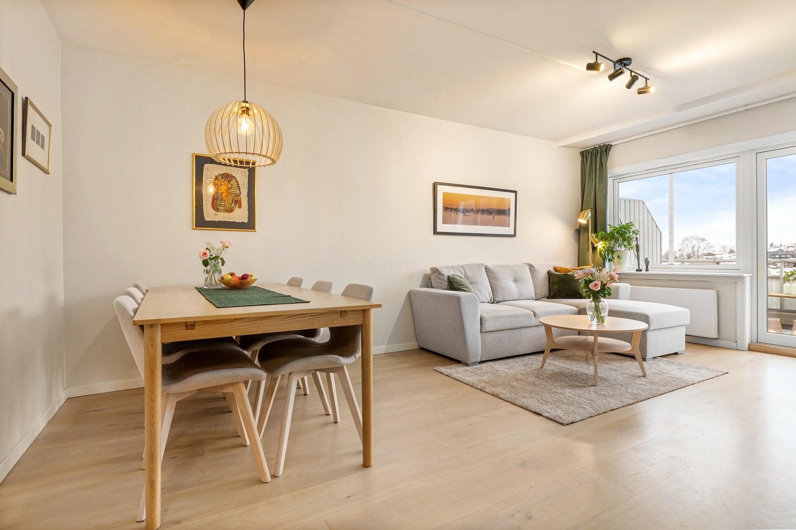 Malte vegger (Jotun Kokos) og nyslipt, enstavs parkett på gulv skaper et lunt og innbydende uttrykk Galleribilde