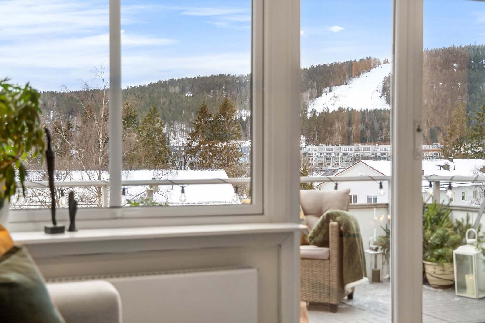 Fra stuen er det direkte utgang balkong på 8 kvm via doble verandadører Galleribilde