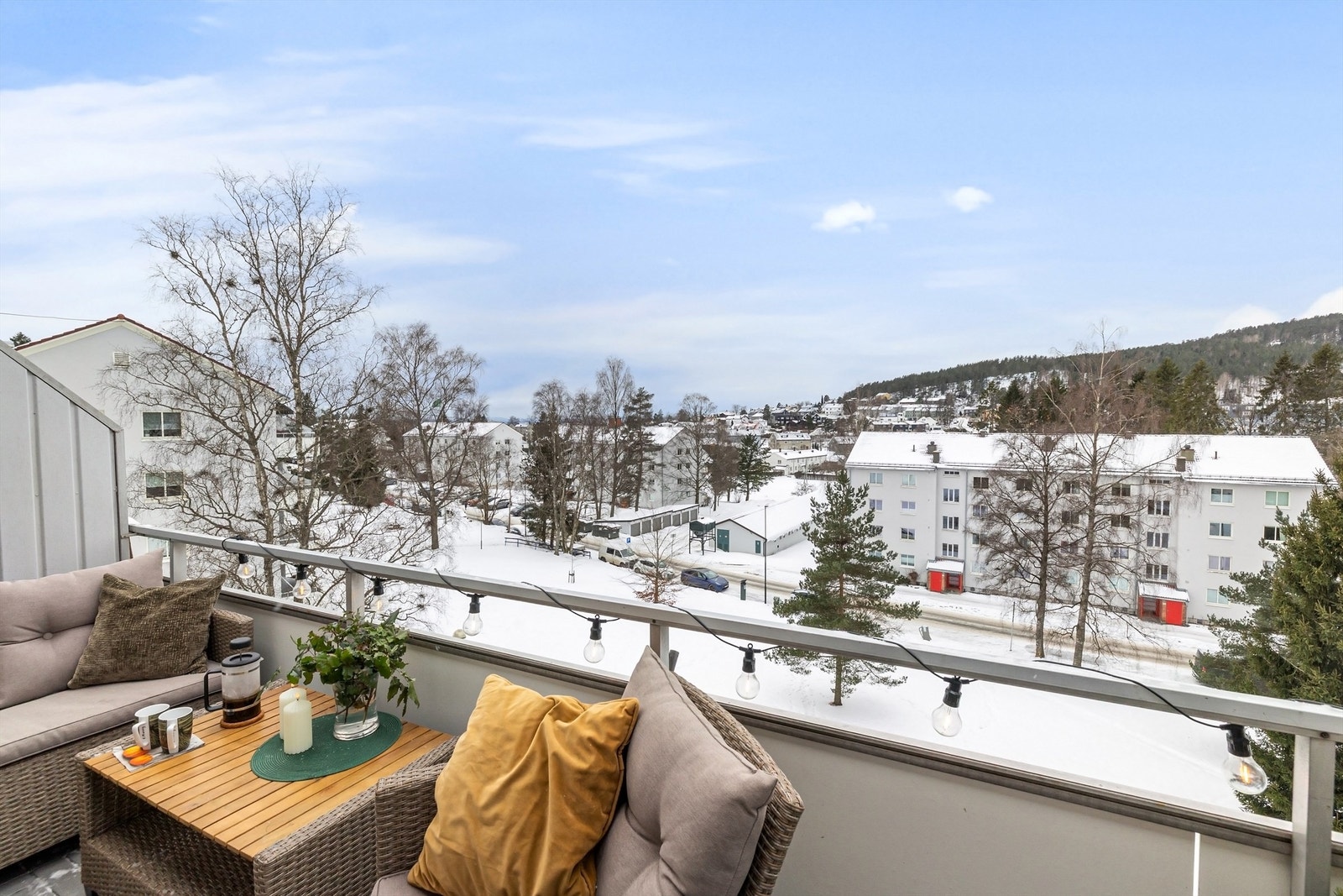 På balkongen er det montert utestikkontakt, samt markise som gjør balkongen deilig sval på de solfylte dagene Galleribilde