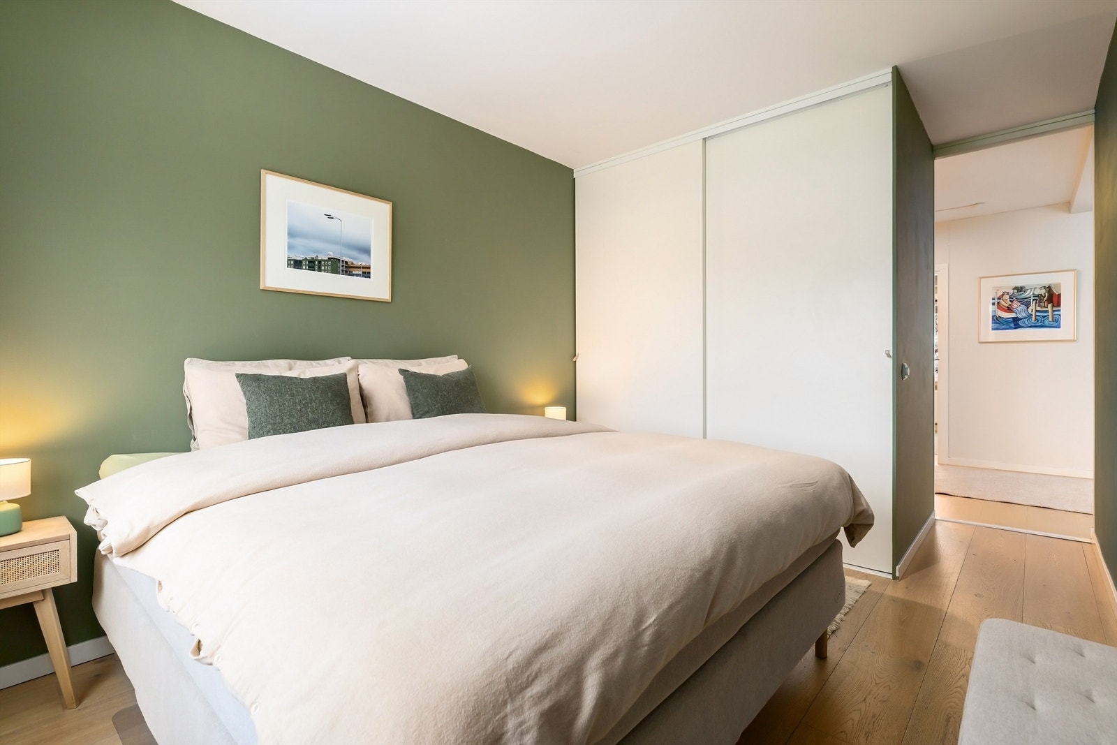 Veggflatene er malt i en behagelig nyanse (Jotun Natural Green) som står fint til parkettgulvet Galleribilde