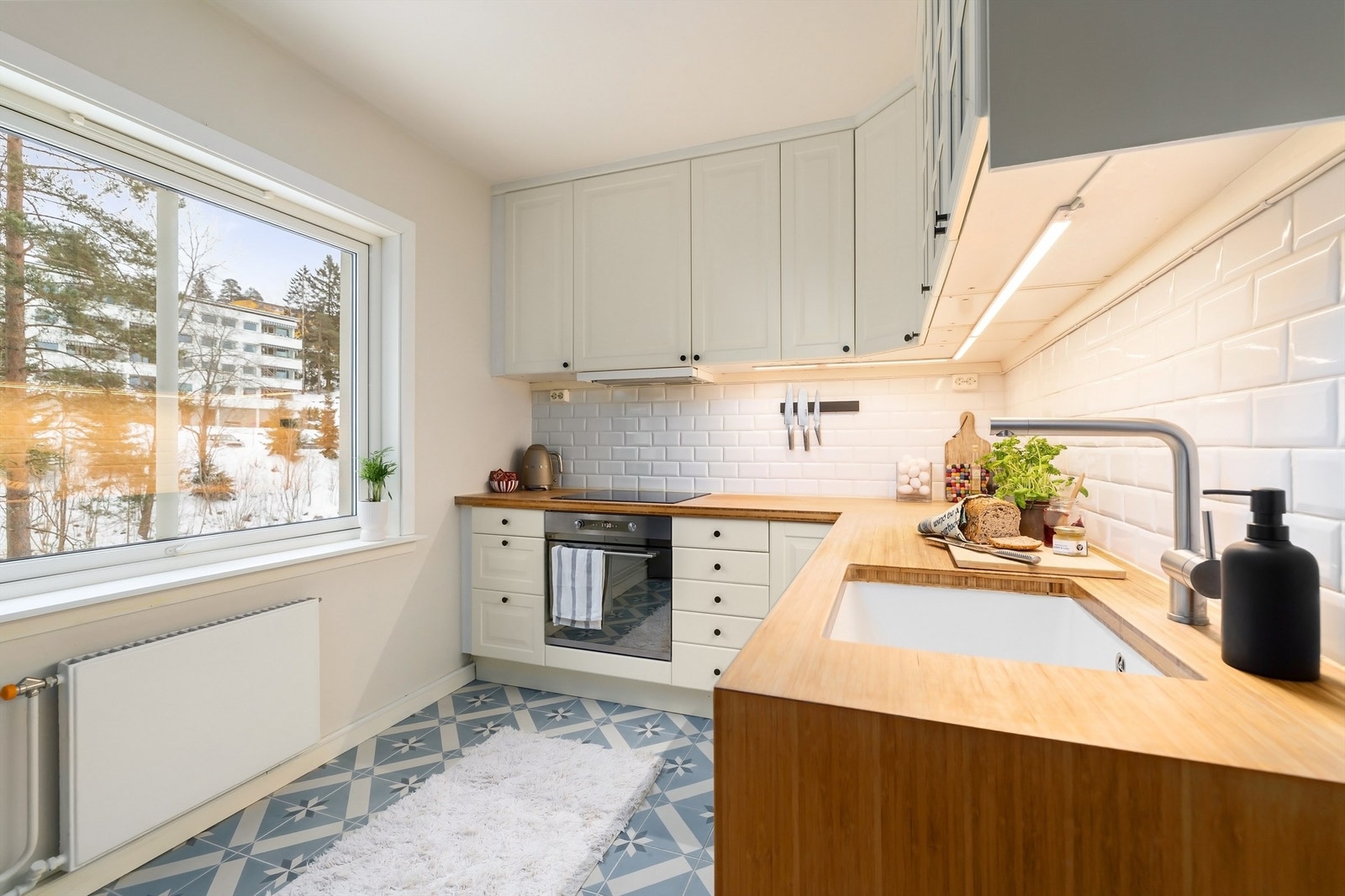 Kjøkkenet er av fin størrelse med et stilrent og praktisk Ikea-kjøkken Galleribilde