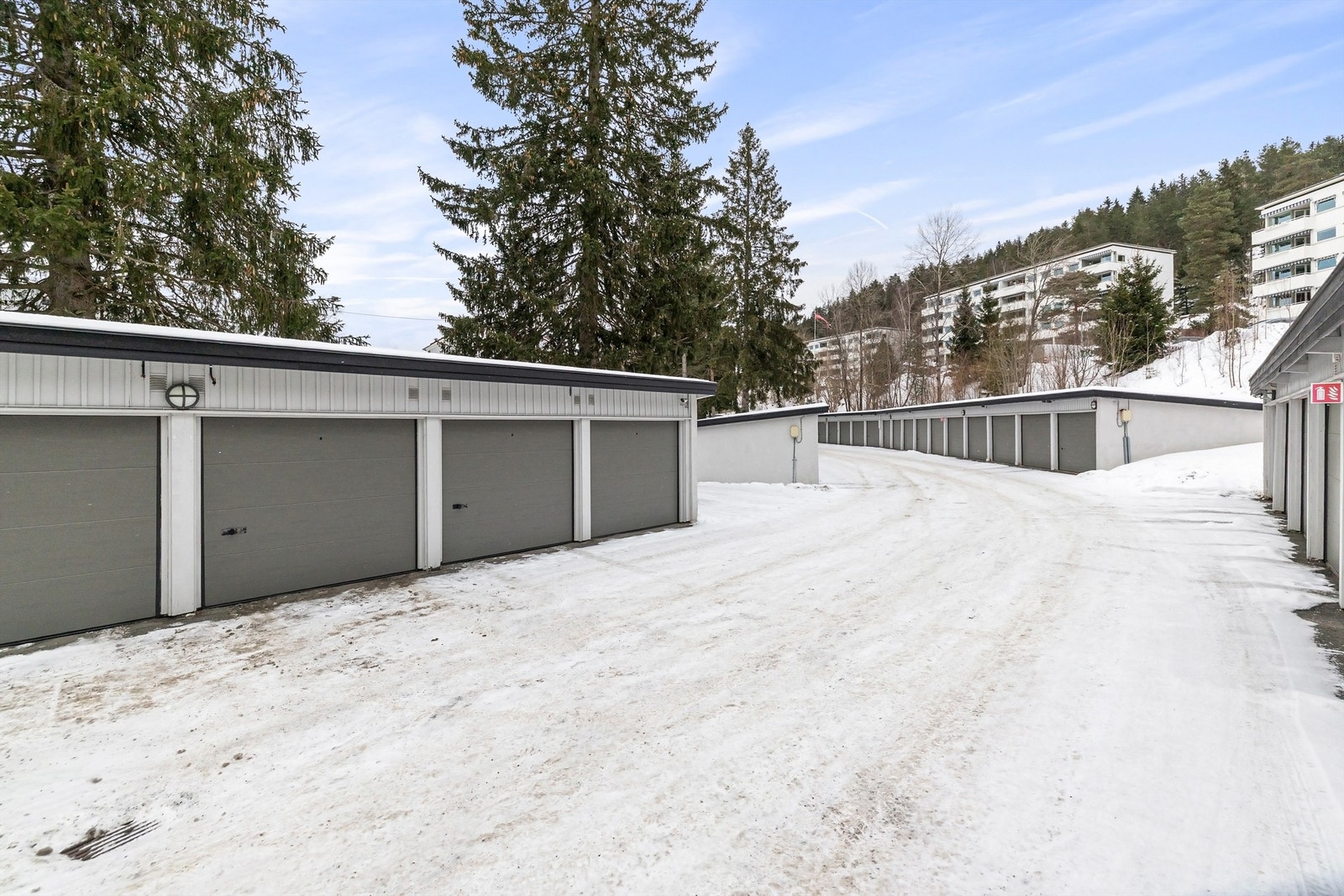 Selger eier 1 garasjeplass, nr. 104, i Skauen garasjelag beliggende ca. 100 meter fra leiligheten Galleribilde