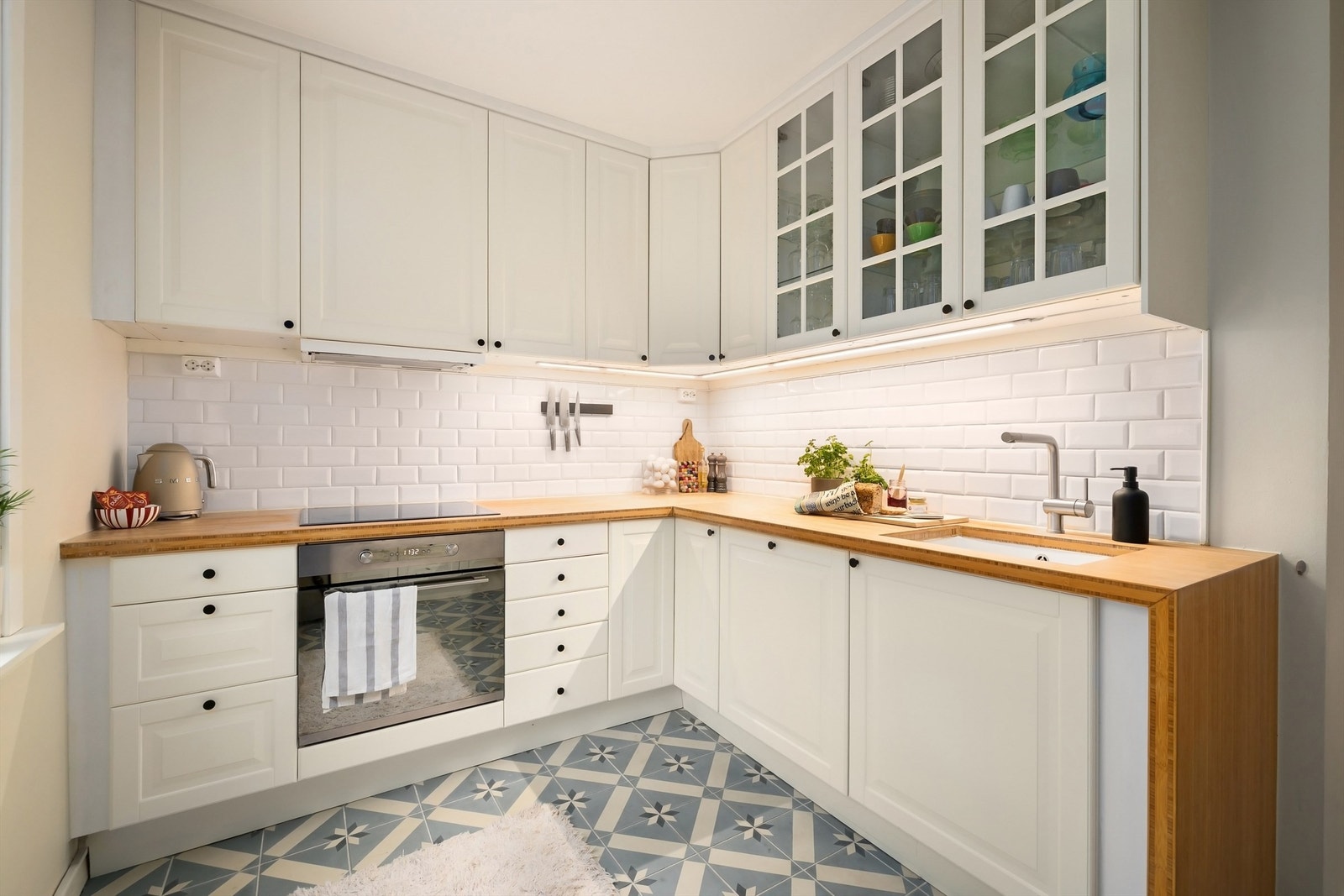 Flott, separat kjøkken med masser av lysinnslipp Galleribilde