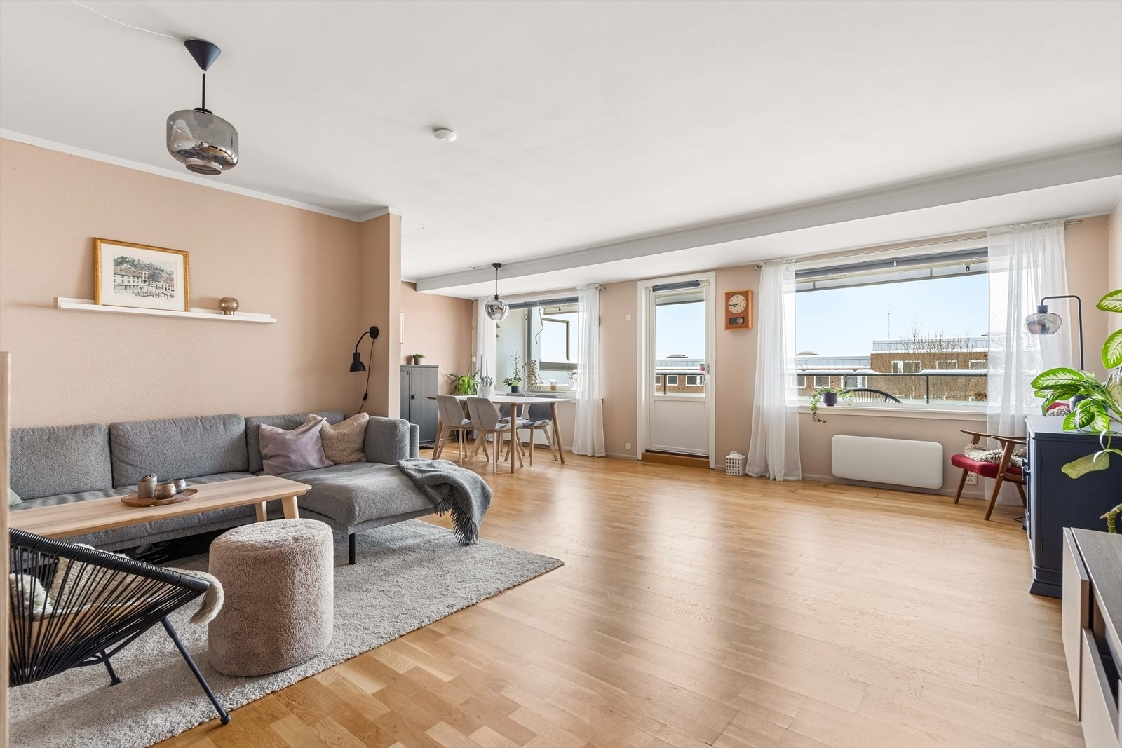 Fra stuen er det utgang til en romslig balkong på hele 16 kvm. Galleribilde