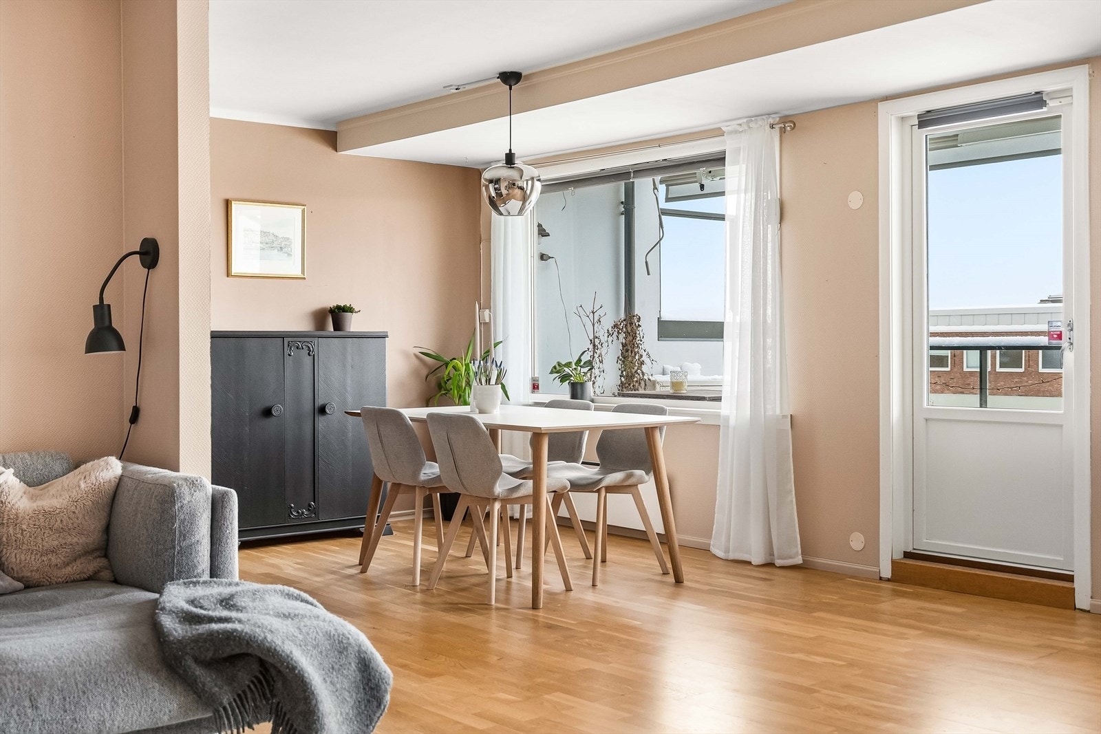 De store vindusflatene bringer godt med naturlig lys inn i leiligheten. Galleribilde