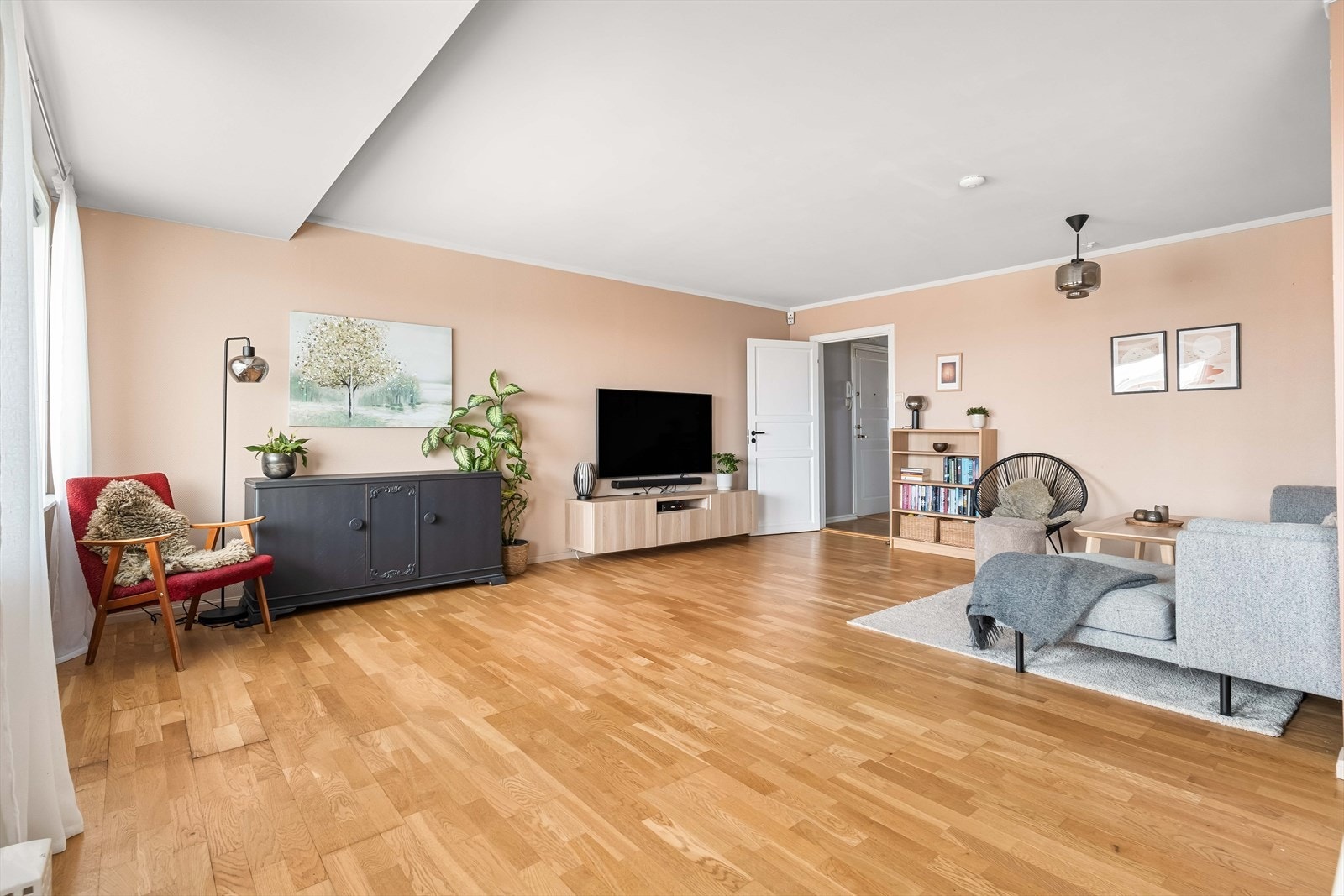 Stuen er romslig og har god plass til en stor sofagruppe og tilhørende mediemøblement. Galleribilde