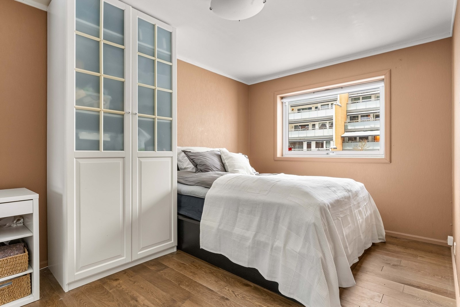 Hovedsoverommet er av god størrelse og har plass til dobbeltseng, nattbord og garderobeløsning. Galleribilde