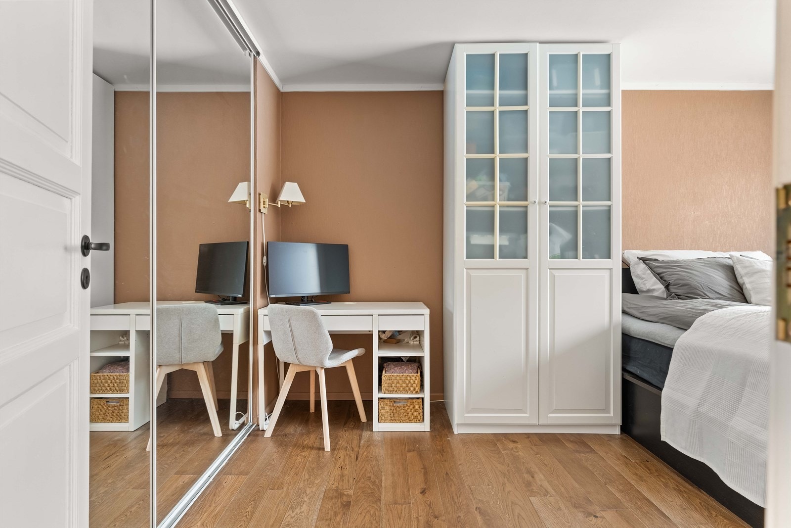 I tillegg er det en romslig skyvedørsgarderobe med speilfronter. Galleribilde