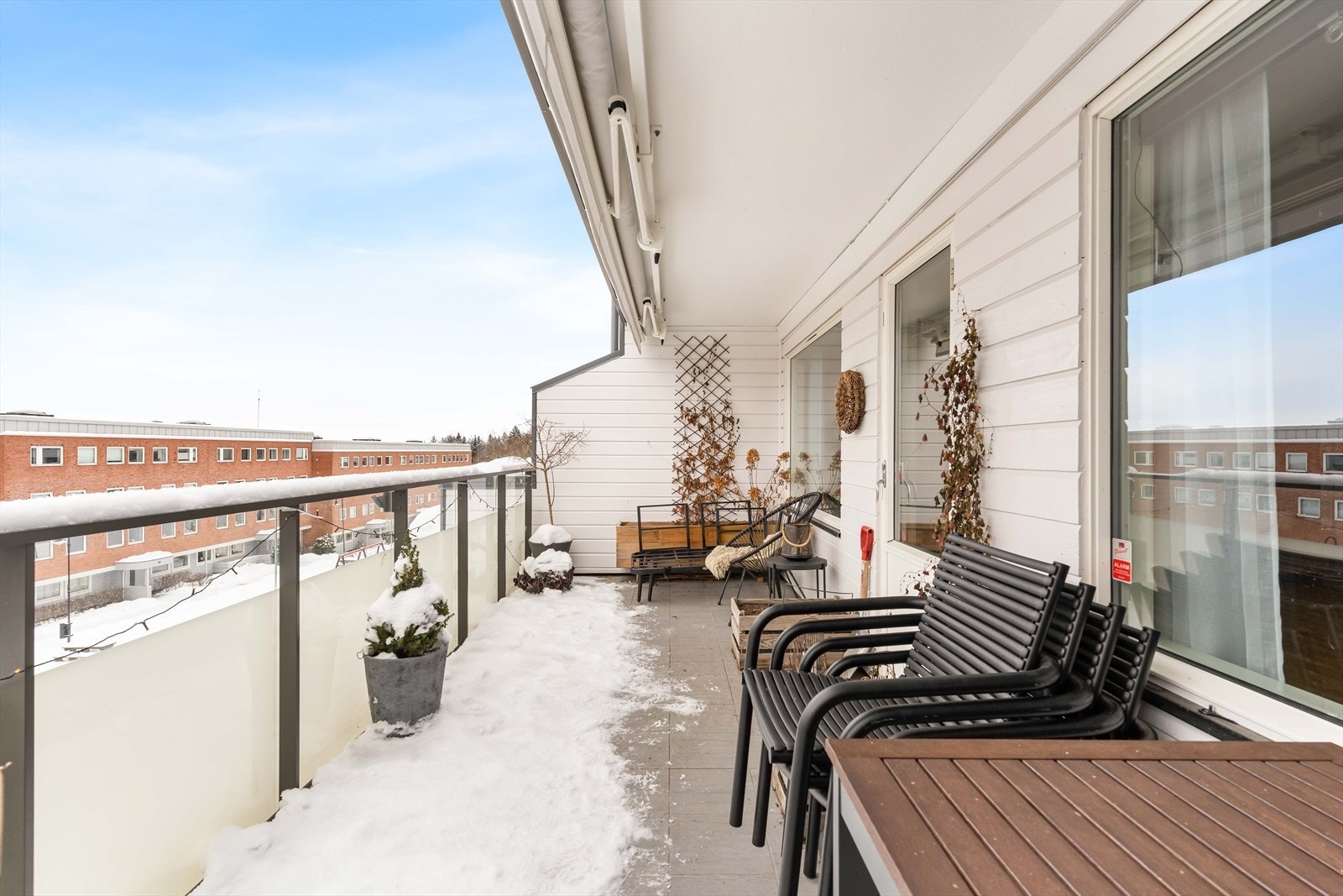 På balkongen er det god plass til flere sittegrupper, grill og beplantning. Galleribilde