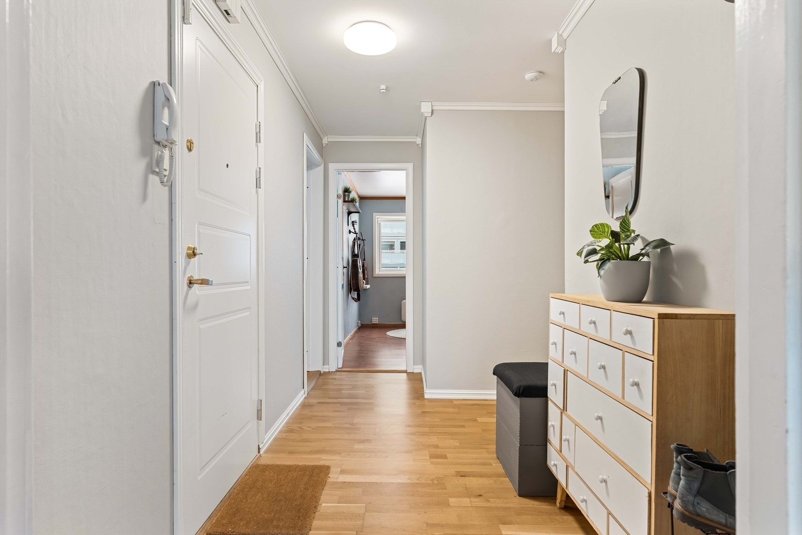 Velkommen hjem! Entreen gir et godt førsteinntrykk av leiligheten, og har god plass til oppbevaringsmøblement. Galleribilde