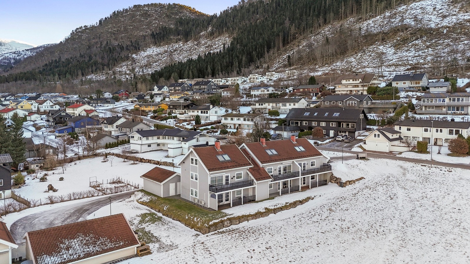 Cirka 700 meter til sentrum med de fleste servicetilbud/fasiliteter. Galleribilde