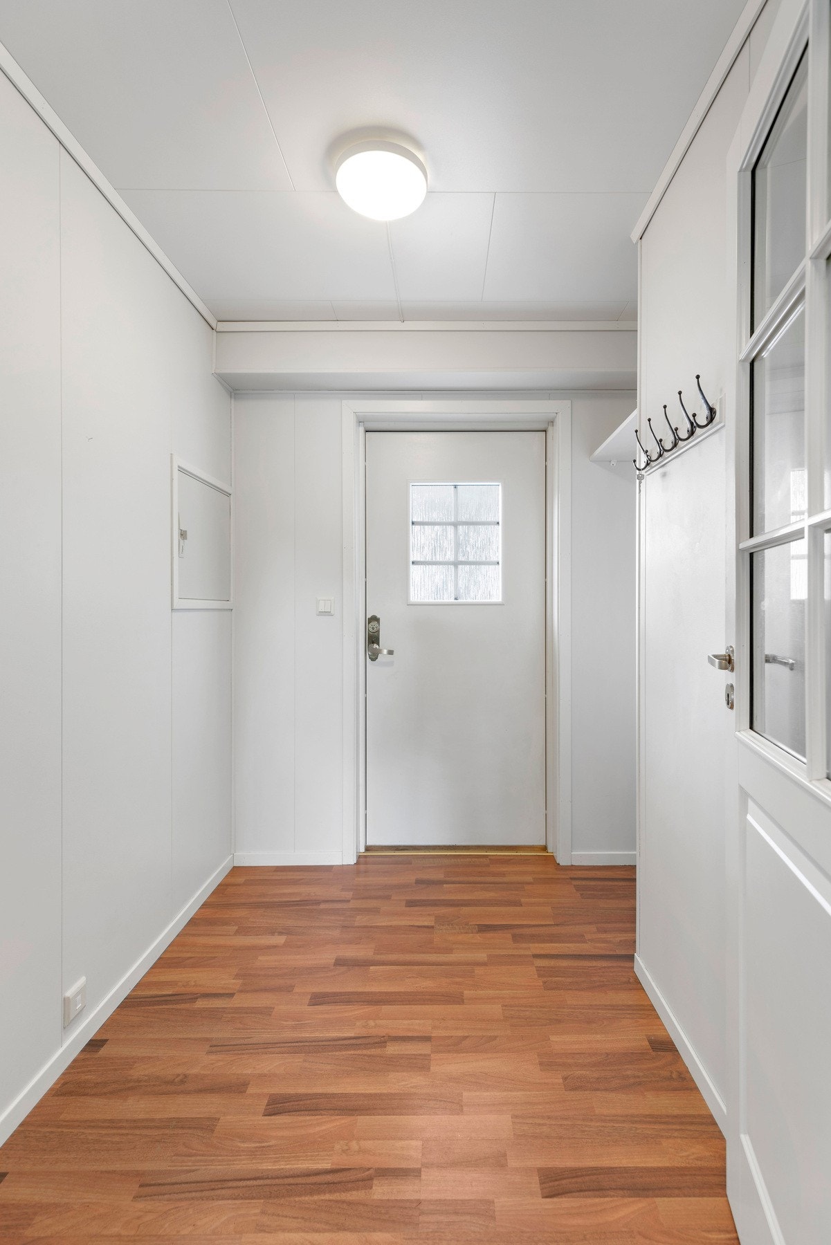 I entreen er det muligheter for klesoppbevaring og her finner en også sikringsskapet med automatsikringer. Galleribilde