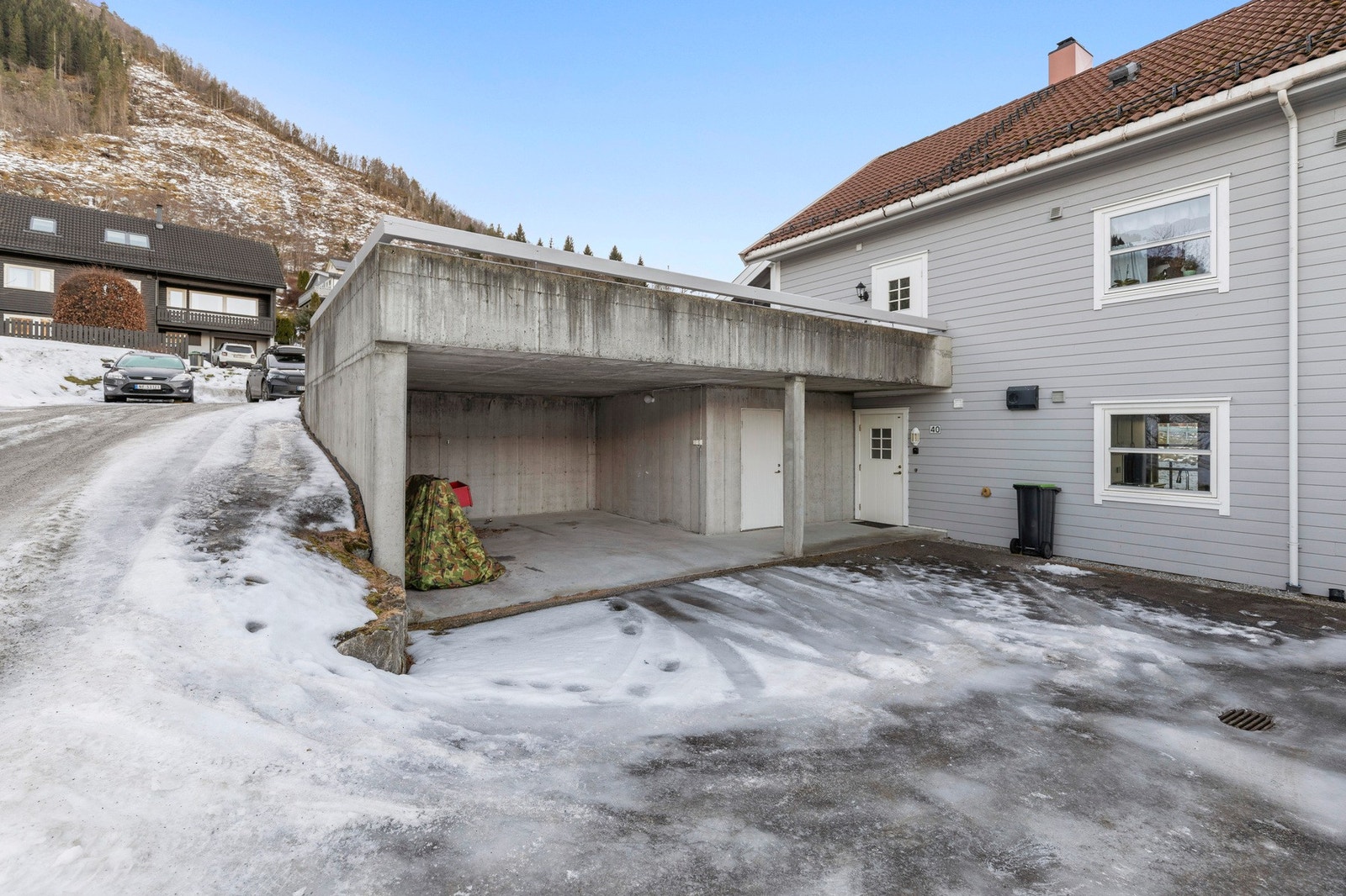 Leiligheten disponerer halvpart av carport like utenfor inngangsdøren. Galleribilde