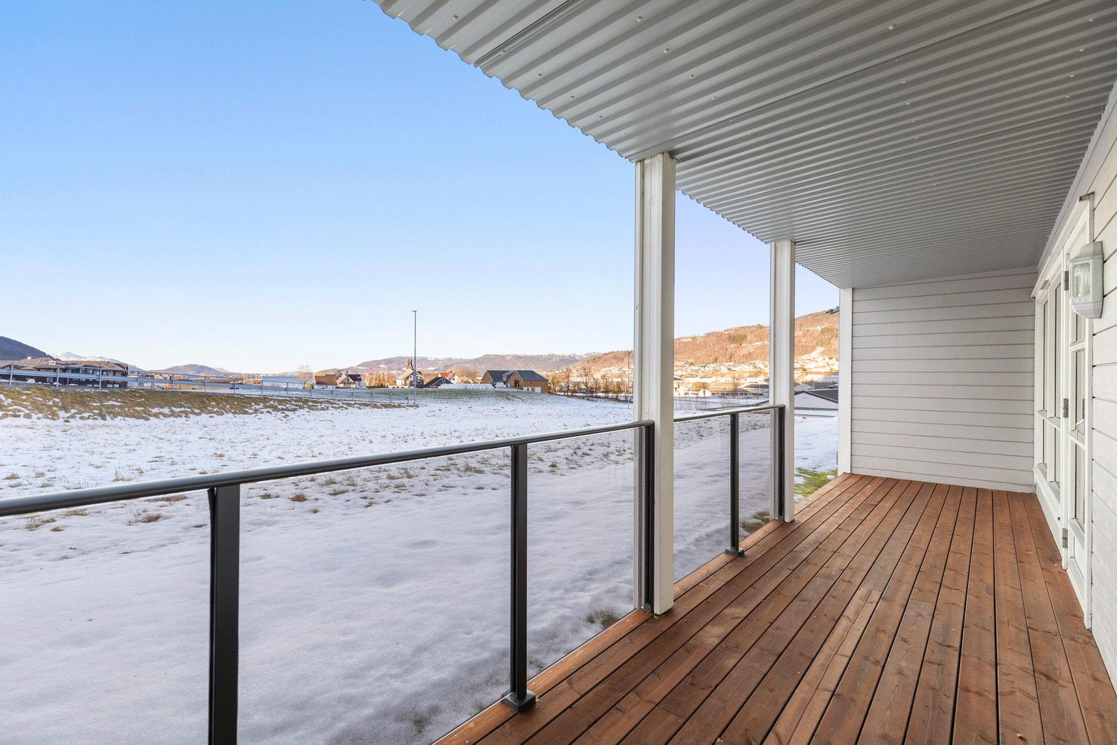 Terrasse i forkant av boligen - her kan man nyte flott utsikt og gode solforhold til cirka kl. 22:30 midtsommers. Galleribilde