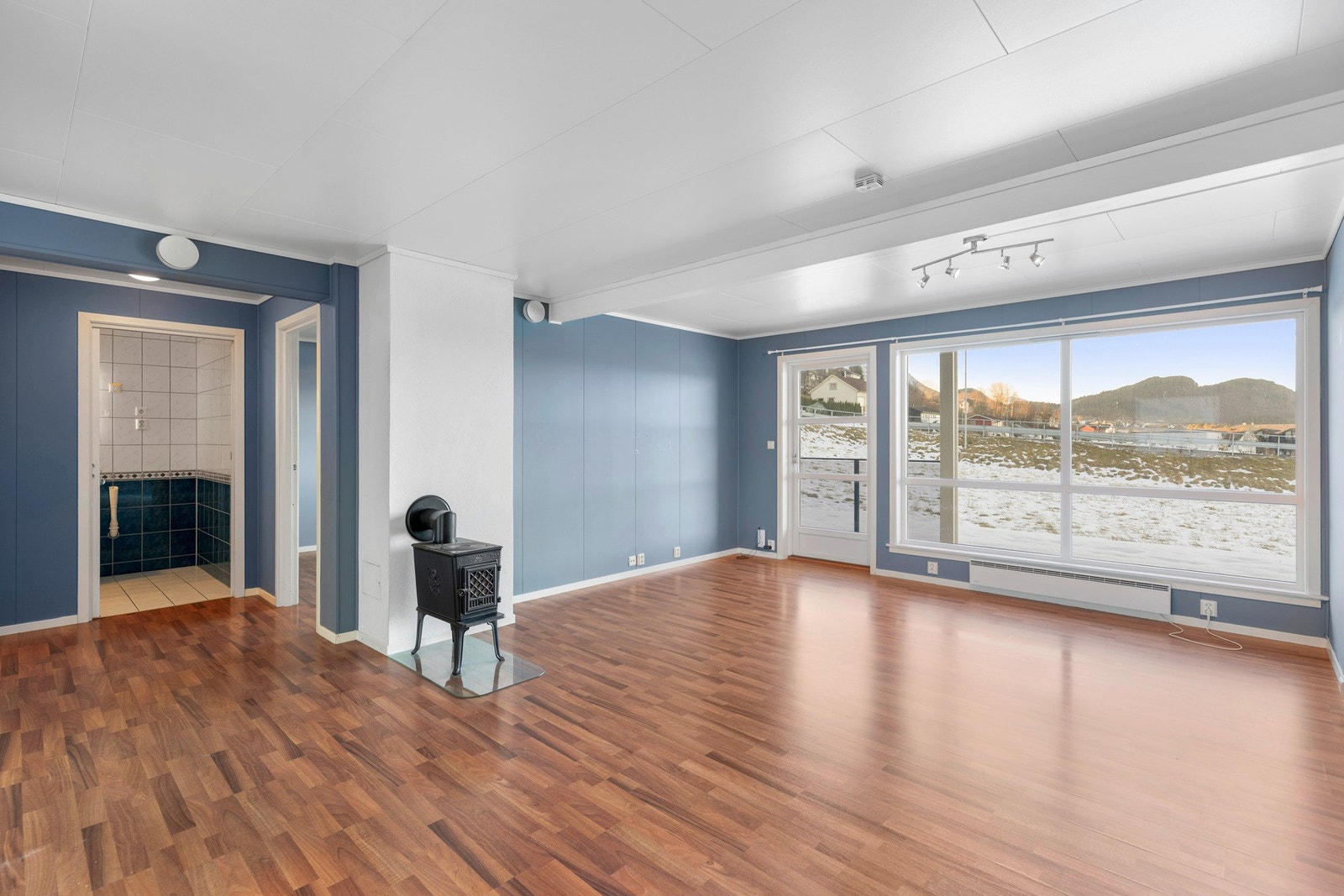 Lys og trivelig stue med laminat på gulv og lysmalte vegger. Galleribilde