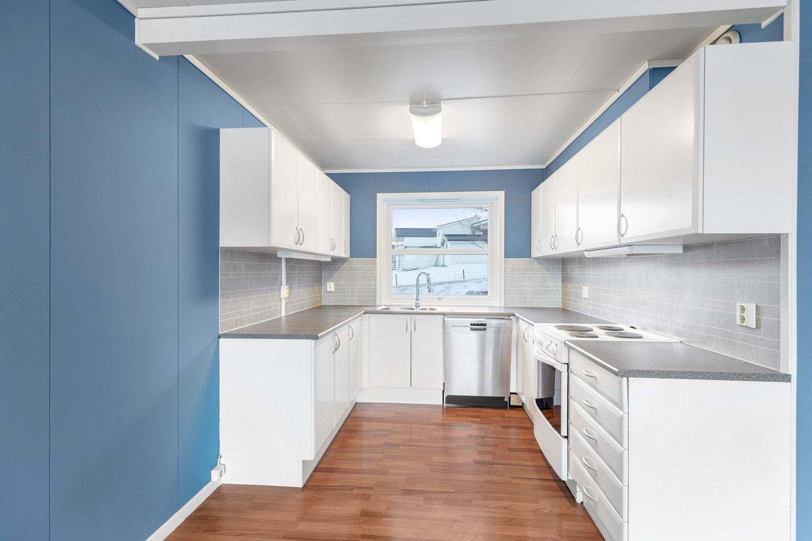 Kjøkkeninnredningen ble malt i 2019 og inneholder laminat benkeplate med kitchenboards mot overskap, belysning under overskap, ventilator og opplegg for oppvaskmaskin. Galleribilde