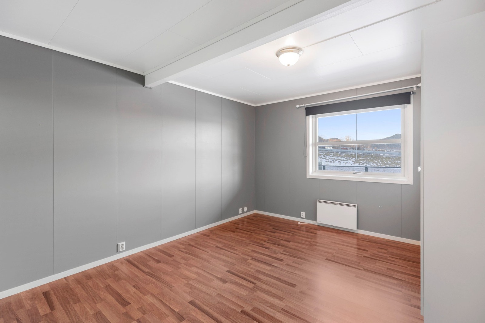 Leilighetens soverom er romslig og har medfølgende garderobeskap. Galleribilde