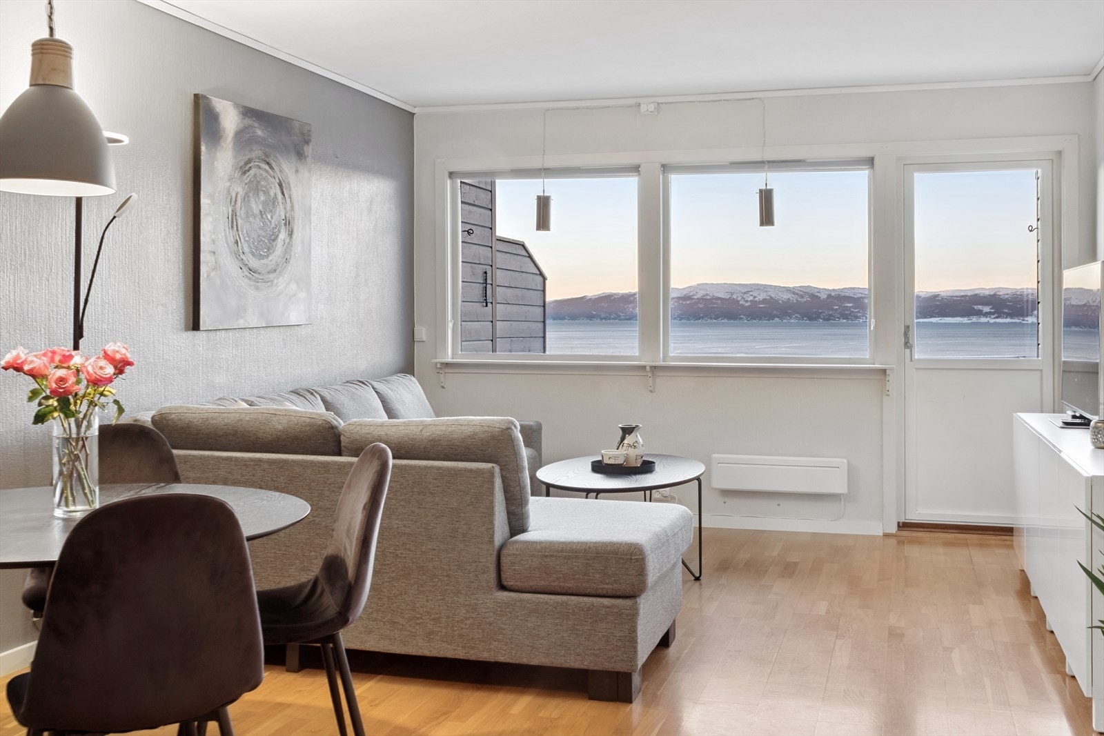 Stue mot terrasse. Flott utsikt! Galleribilde