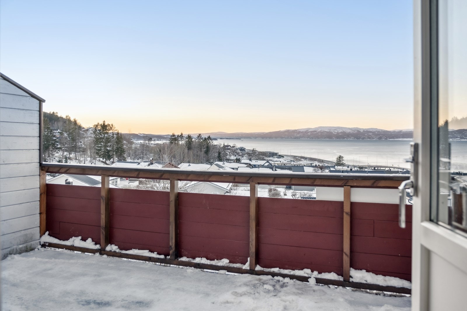 Romslig terrasse med flott utsikt. Her kan man nyte sen kveldssol Galleribilde