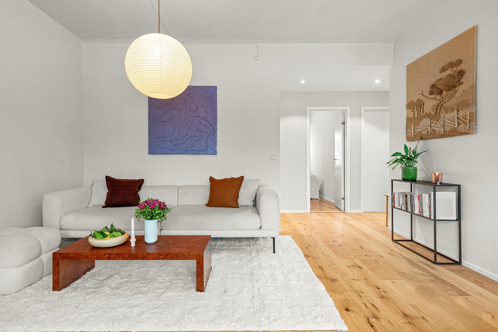 Den sosiale sonen ligger praktisk adskilt fra soverommene og badet - beliggende i bakkant av leiligheten. Galleribilde