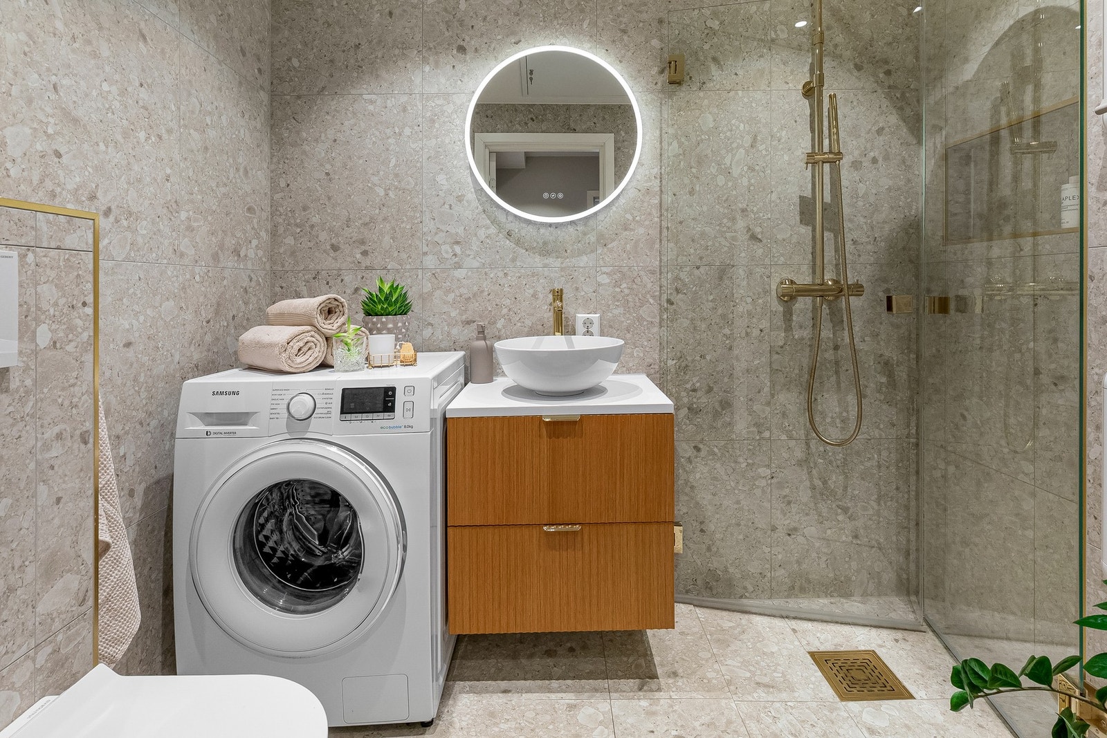 Et svært lekkert og velutnyttet bad fra 2024. Galleribilde