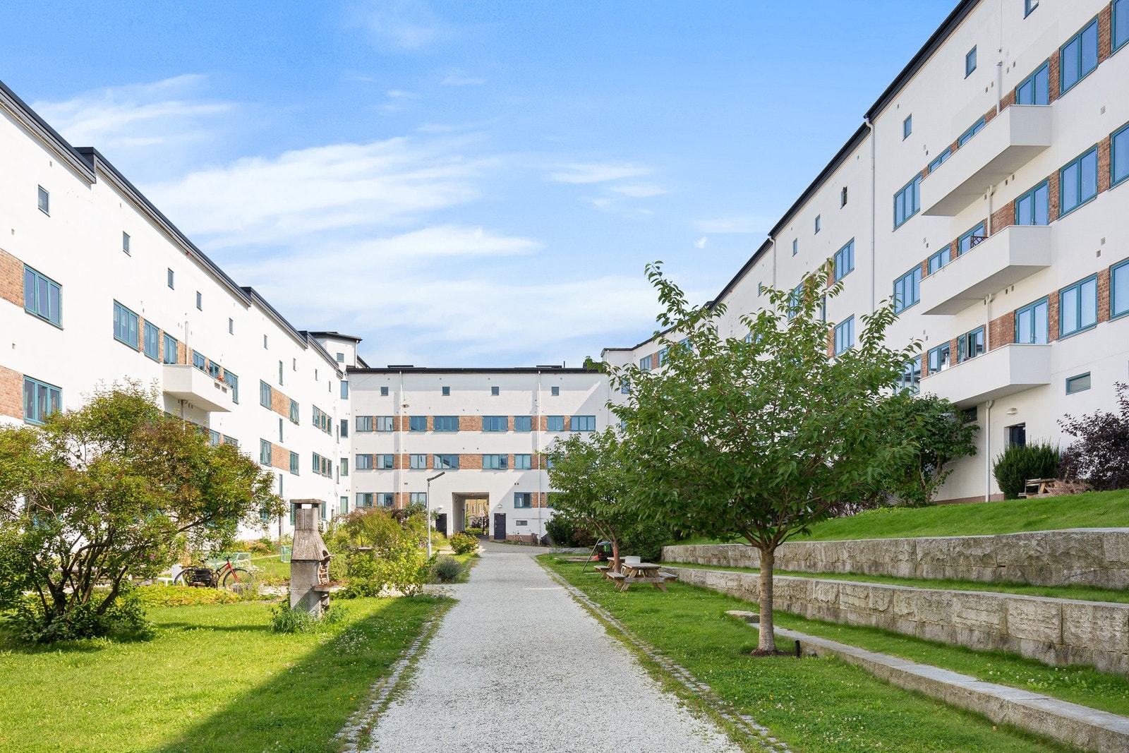 Her bor du rolig og skjermet, samtidig som leiligheten har en svært sentral beliggenhet med nærhet til "alt". Galleribilde