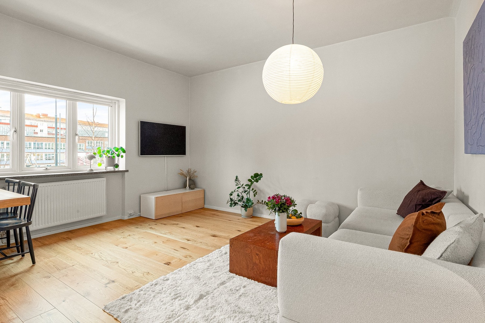 Leiligheten har rikelig med lysinnslipp inn i det sosiale rommet med flere vindusflater på rekke og rad. Galleribilde