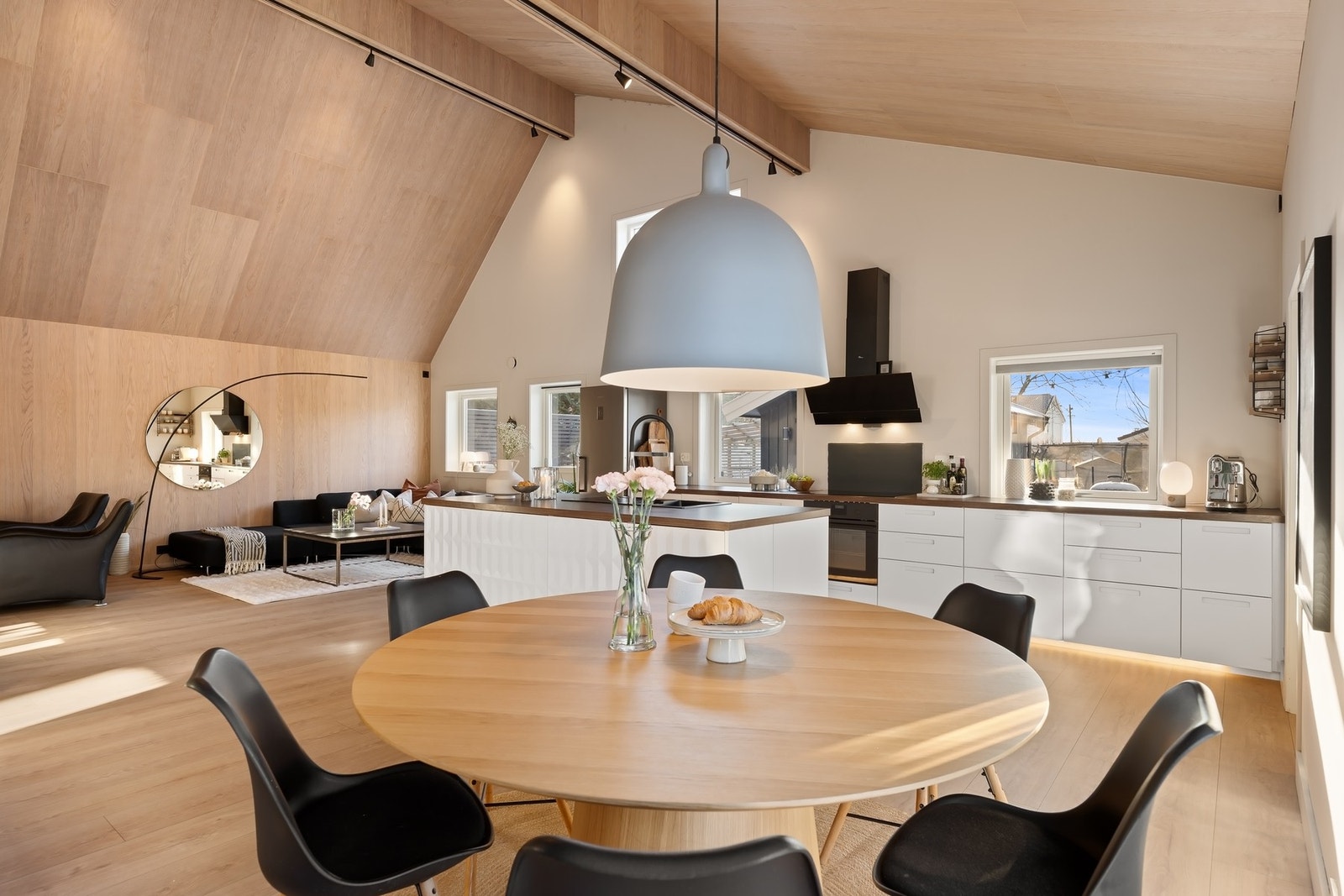 Stue- og spisestuedelen kan enkelt deles inn i soner - én for det sosiale, én for ro og avslapning Galleribilde