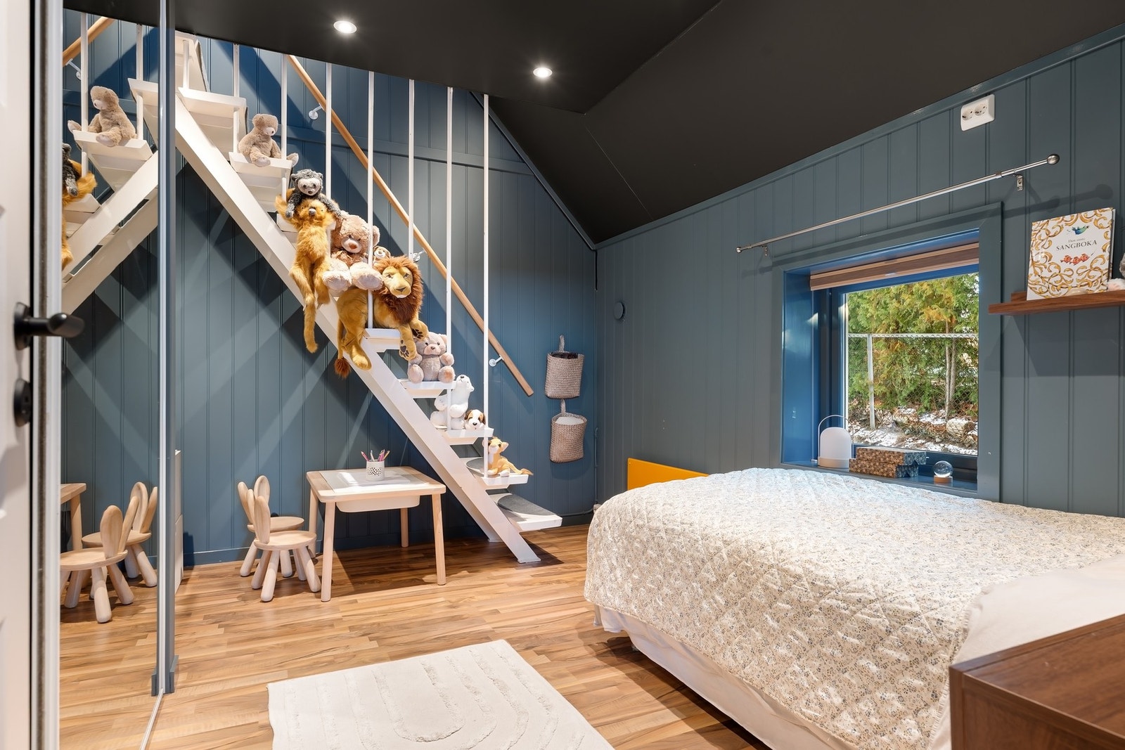 Fra det naturlige barnerommet, leder en trapp videre opp til loftetasjen Galleribilde