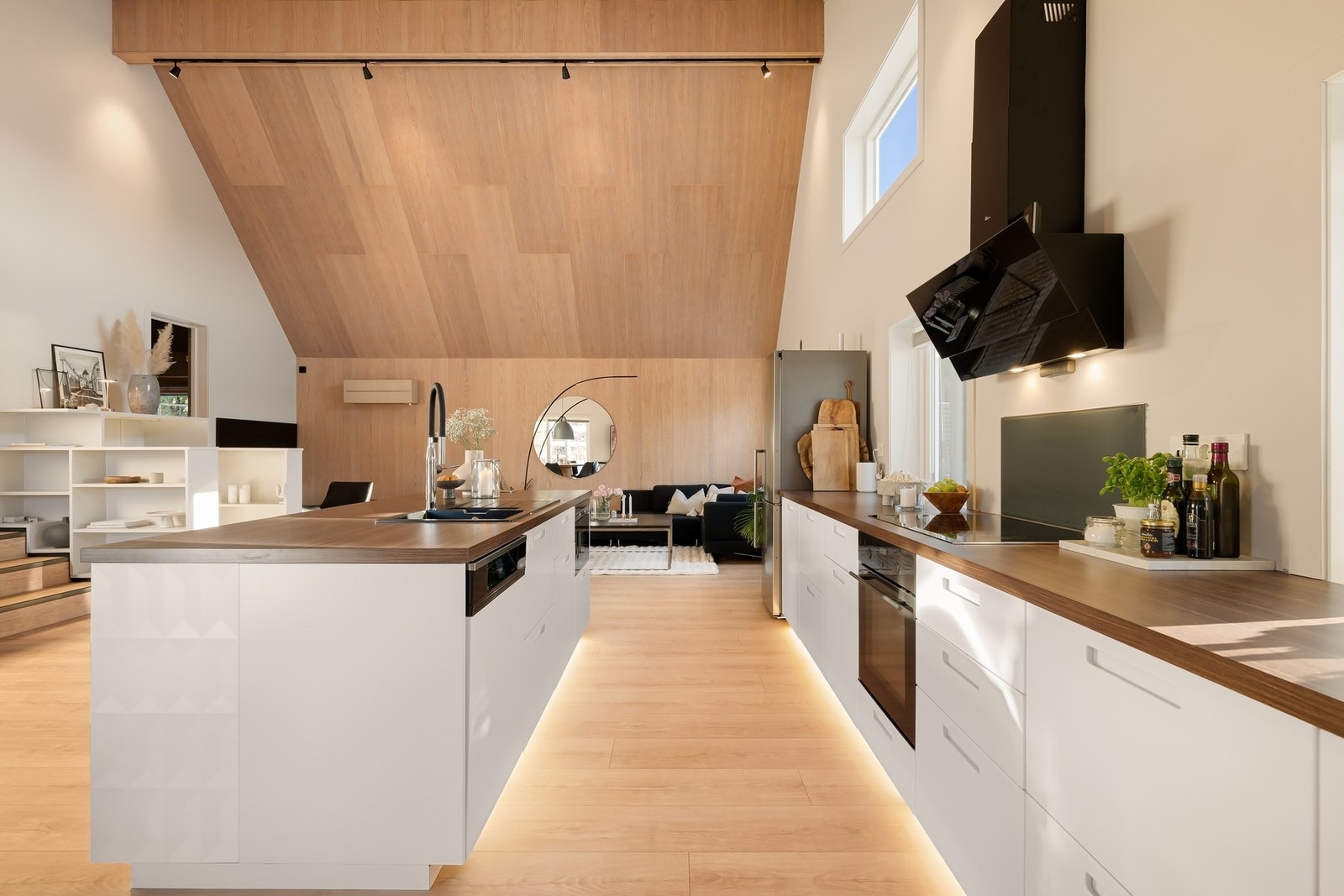 Kjøkkenet møter deg først, praktisk og inviterende Galleribilde