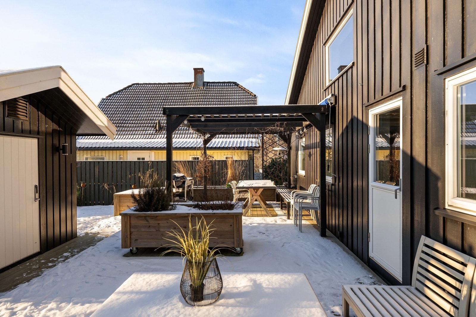 Pergola fra 2021 gir sval skygge Galleribilde