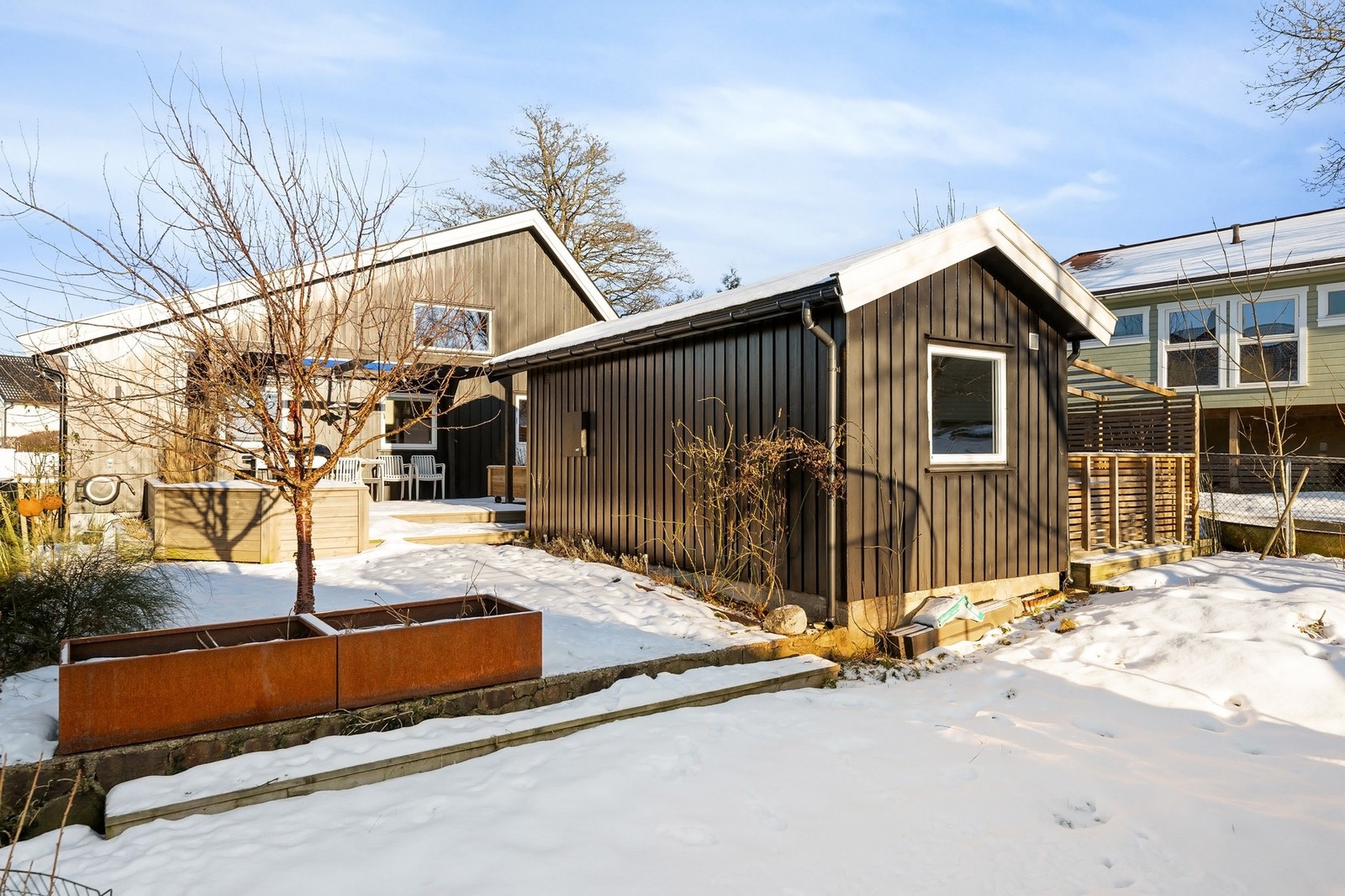 Hagen er svært romslig og oppleves som flere små soner for lek, avslapning og sosiale stunder Galleribilde