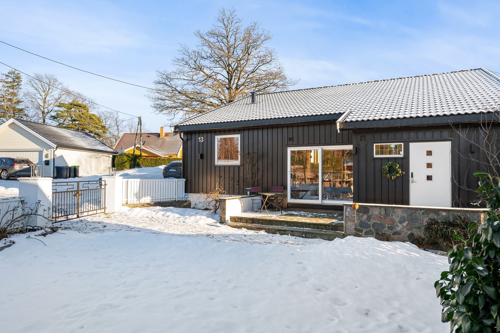 Hyggelig inngangsparti, hele tomten er inngjerdet Galleribilde