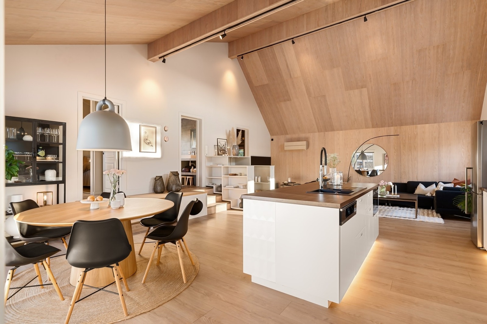 Lena Johnsen v/ASK Meglergaarden har gleden av å presentere Bassengveien 13! (Foto: Studio Eik) Galleribilde