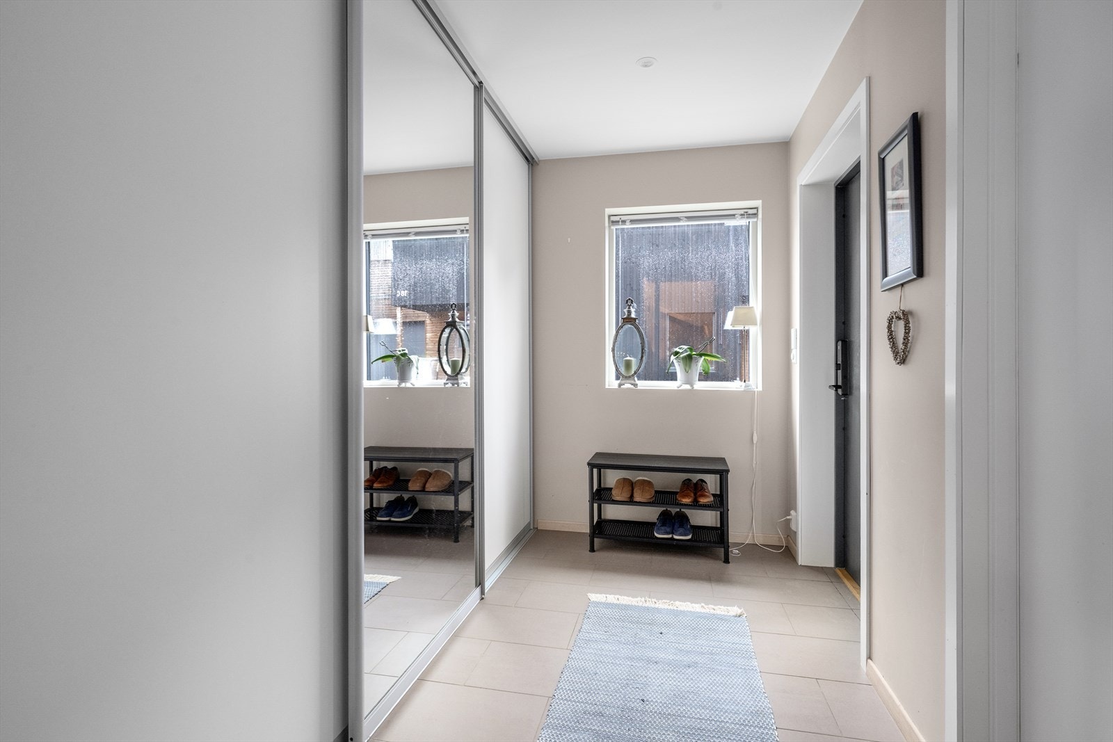 I entré er det god plass til sko- og yttertøy i praktisk skyvedørsgarderobe. Galleribilde