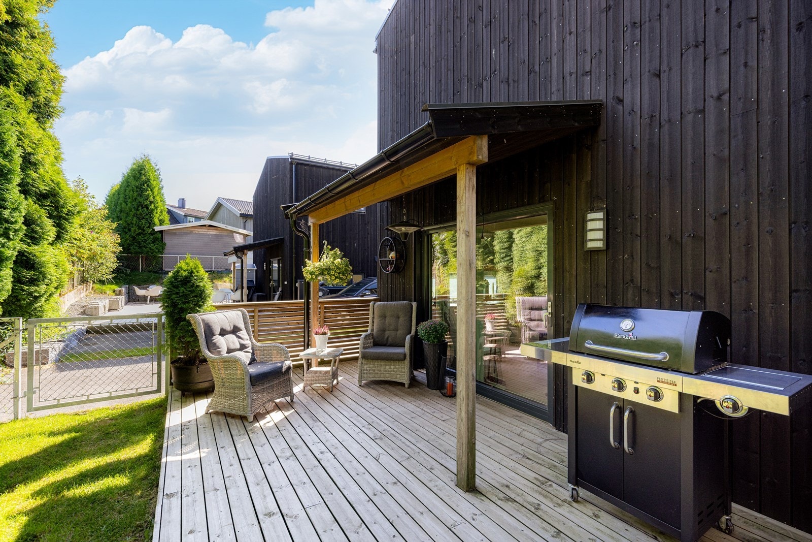 Fra kjøkkenet er det skyvedør ut til delvis overbygget terrasse med god plass til utemøblement. Galleribilde