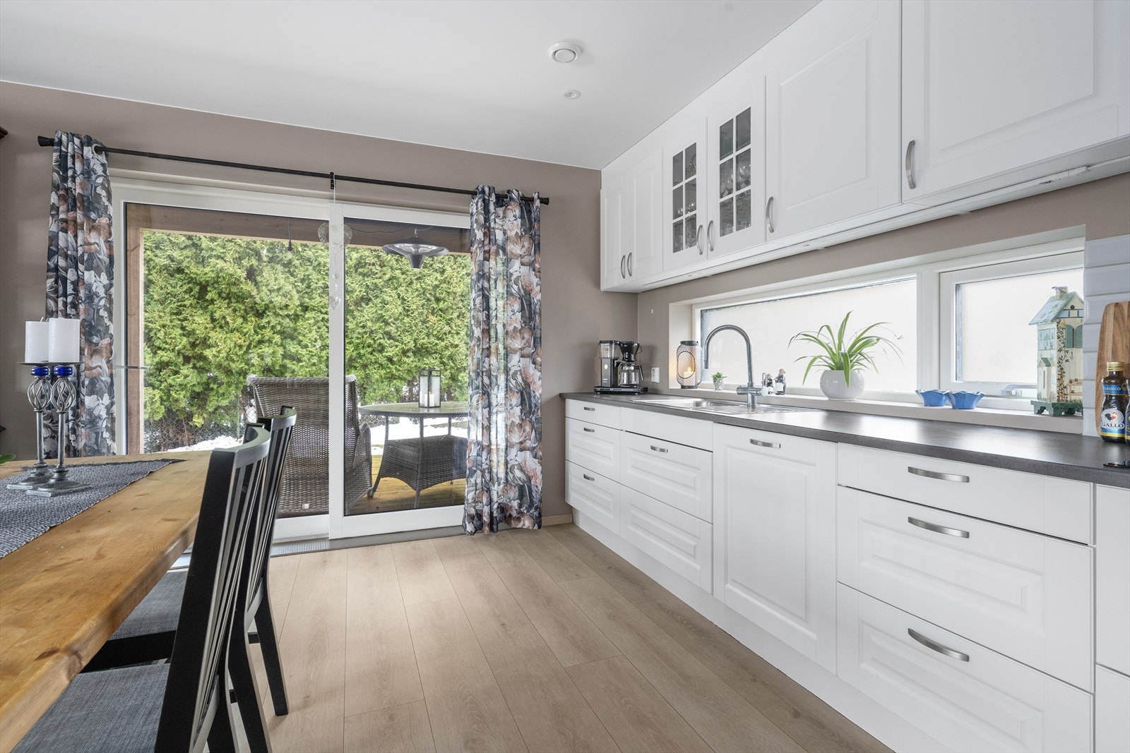 Hvitevarer som platetopp, stekeovn og oppvaskmaskin er integrert. Det er avsatt plass til frittstående kjøleskap og fryseskap i innredningen. Galleribilde