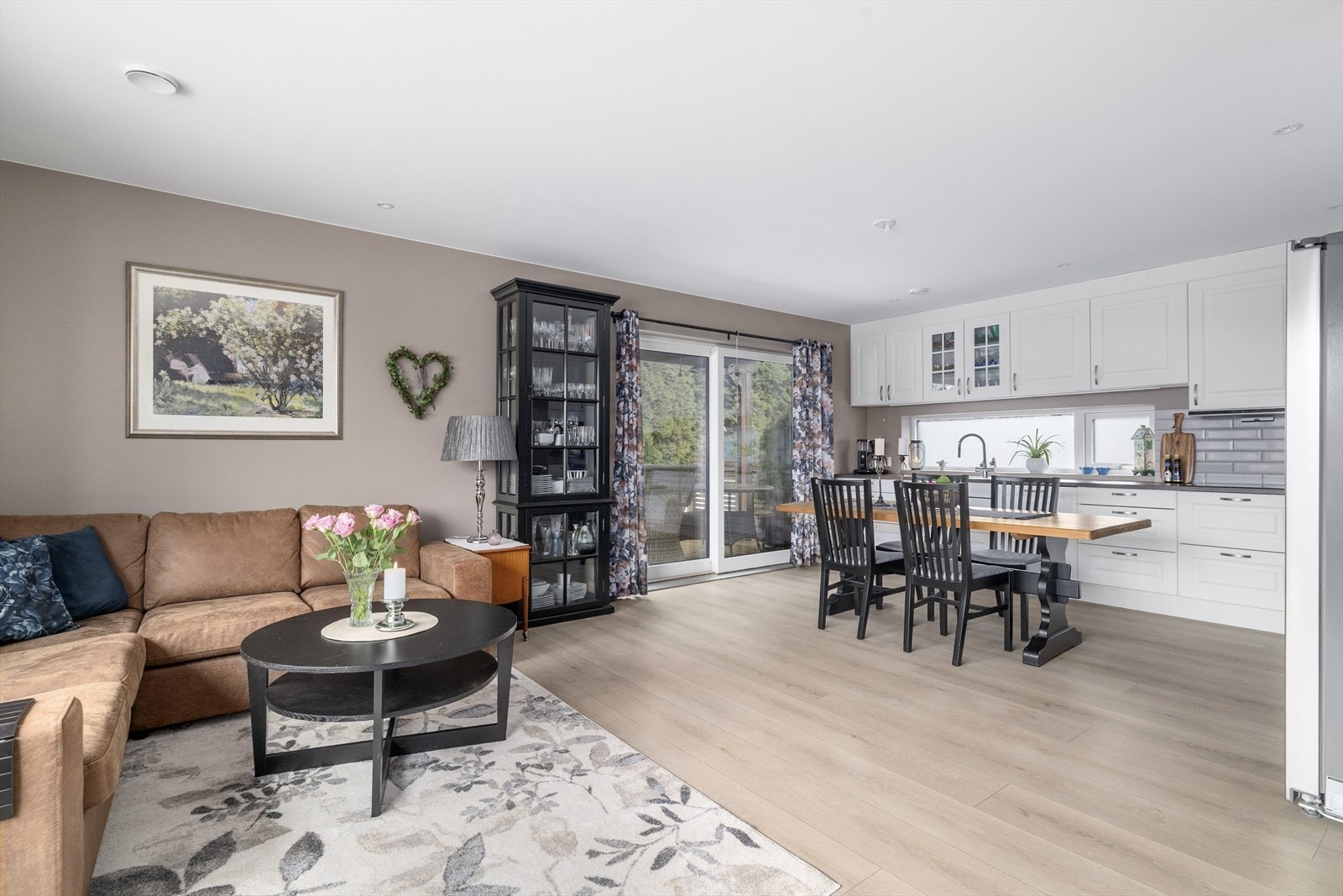 Stuen ligger i åpen løsning med kjøkkenet som gir en luftig og god romfølelse. Galleribilde