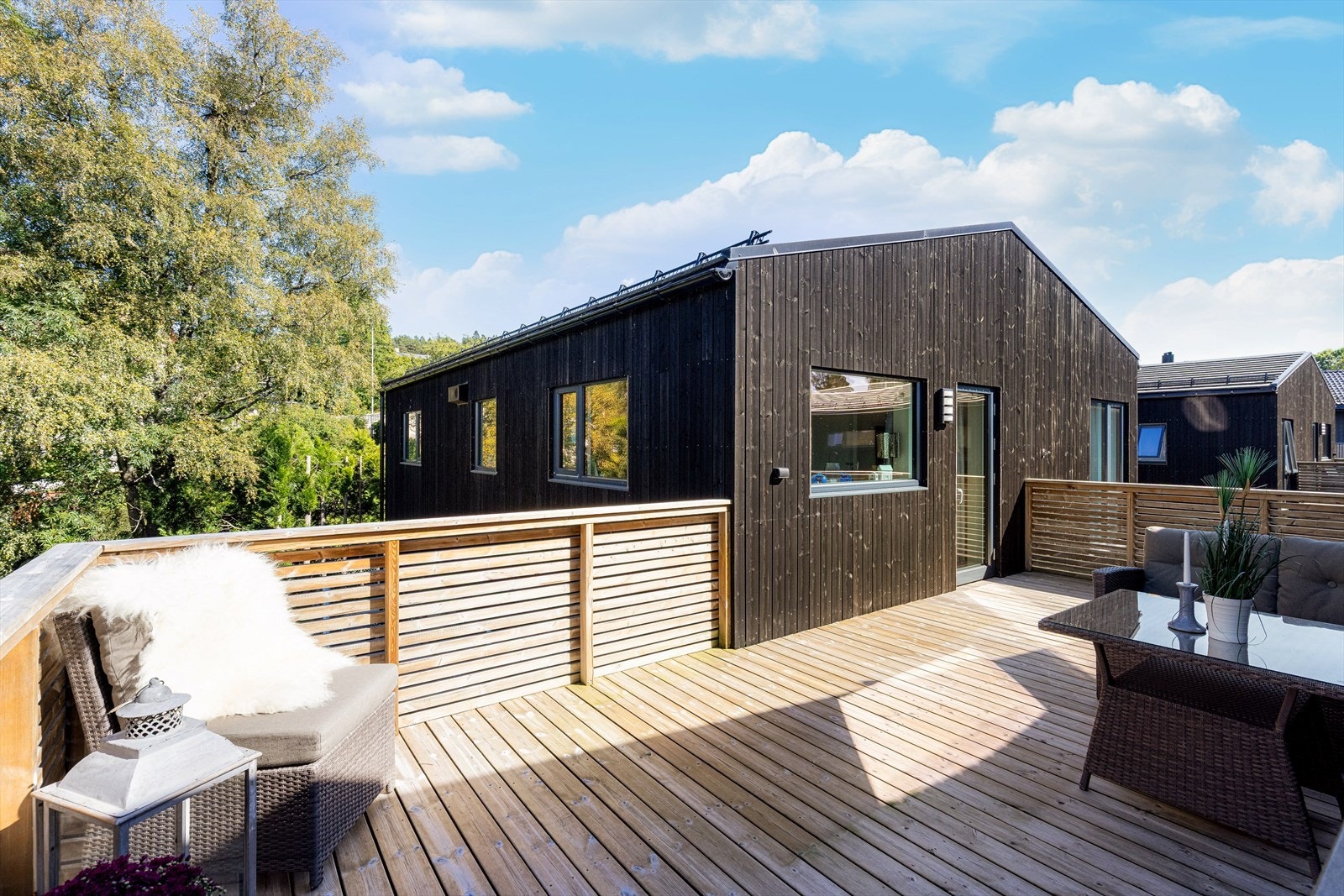 Lekker og moderne kjedet familiebolig fra 2021 med integrert garasje og flotte uteområder. Galleribilde