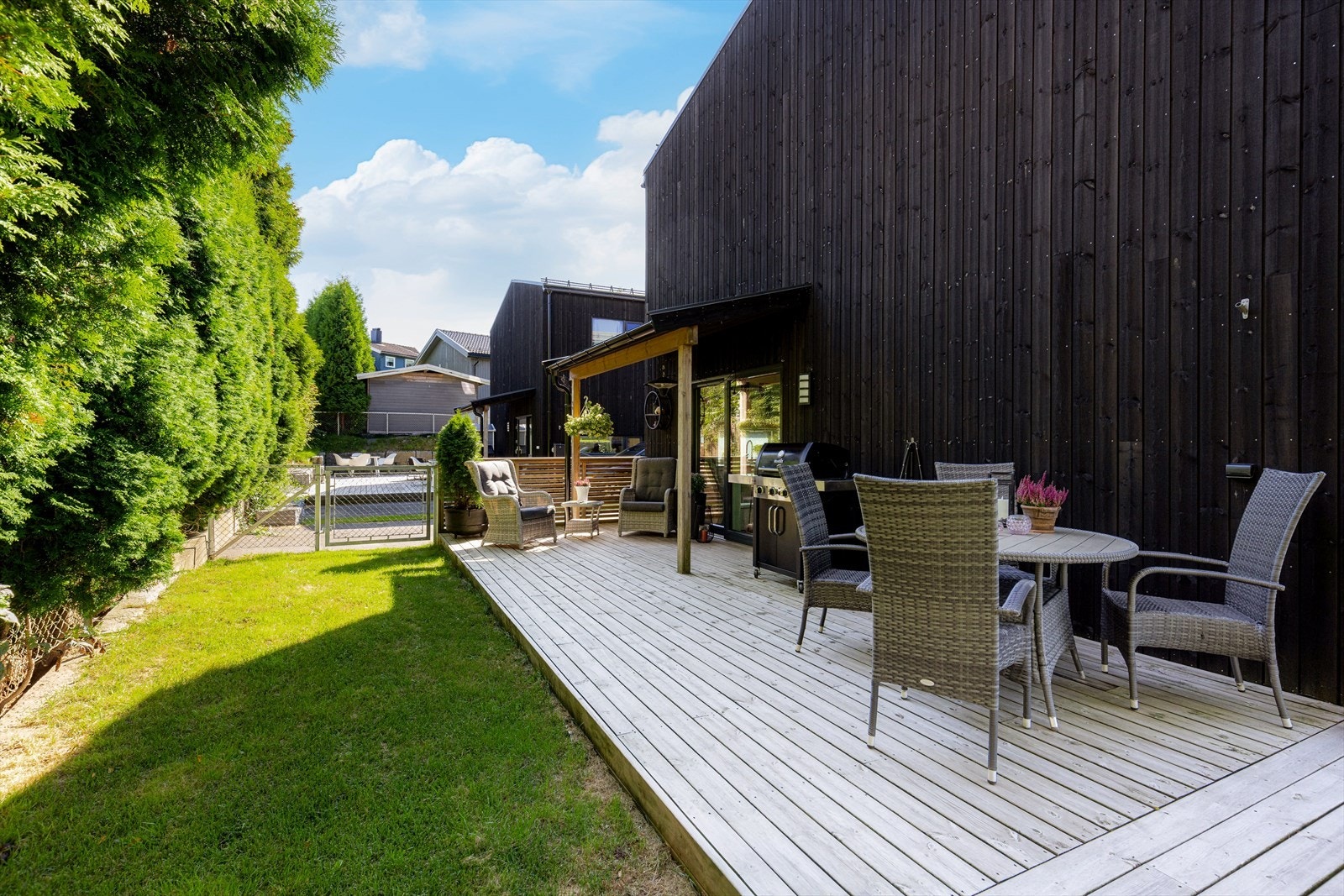 Boligen har to solrike og innbydende terrasseområdene gir flotte rammer for uteopphold og sosiale sammenkomster. Galleribilde