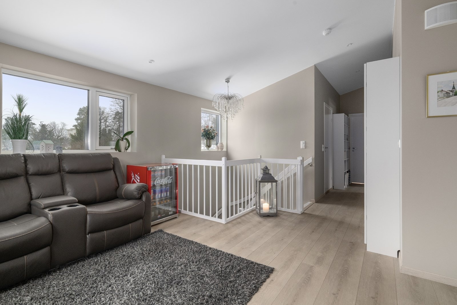 Lys og hyggelig stue i 2. etasje med god plass til sofagruppe og mediemøblement. Stuen har god takhøyde som gir en luftig og god romfølelse. Galleribilde