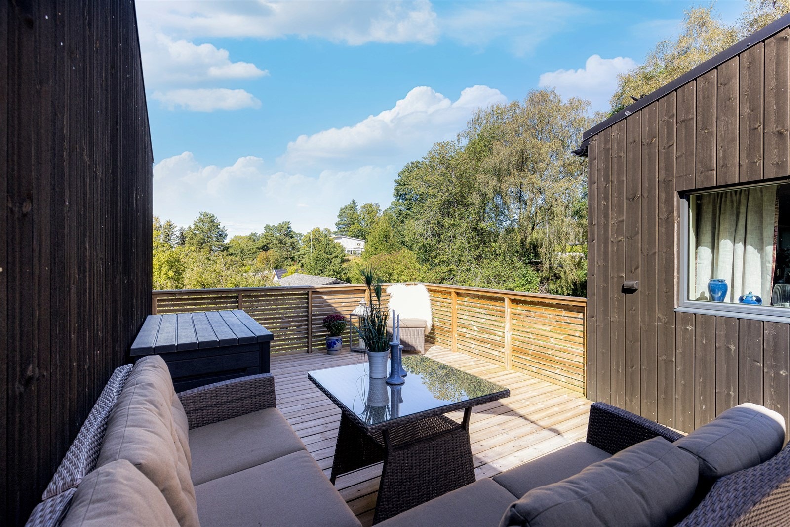 Flott uteplass hvor man kan nyte solrike sommerdager og kvelder. Galleribilde