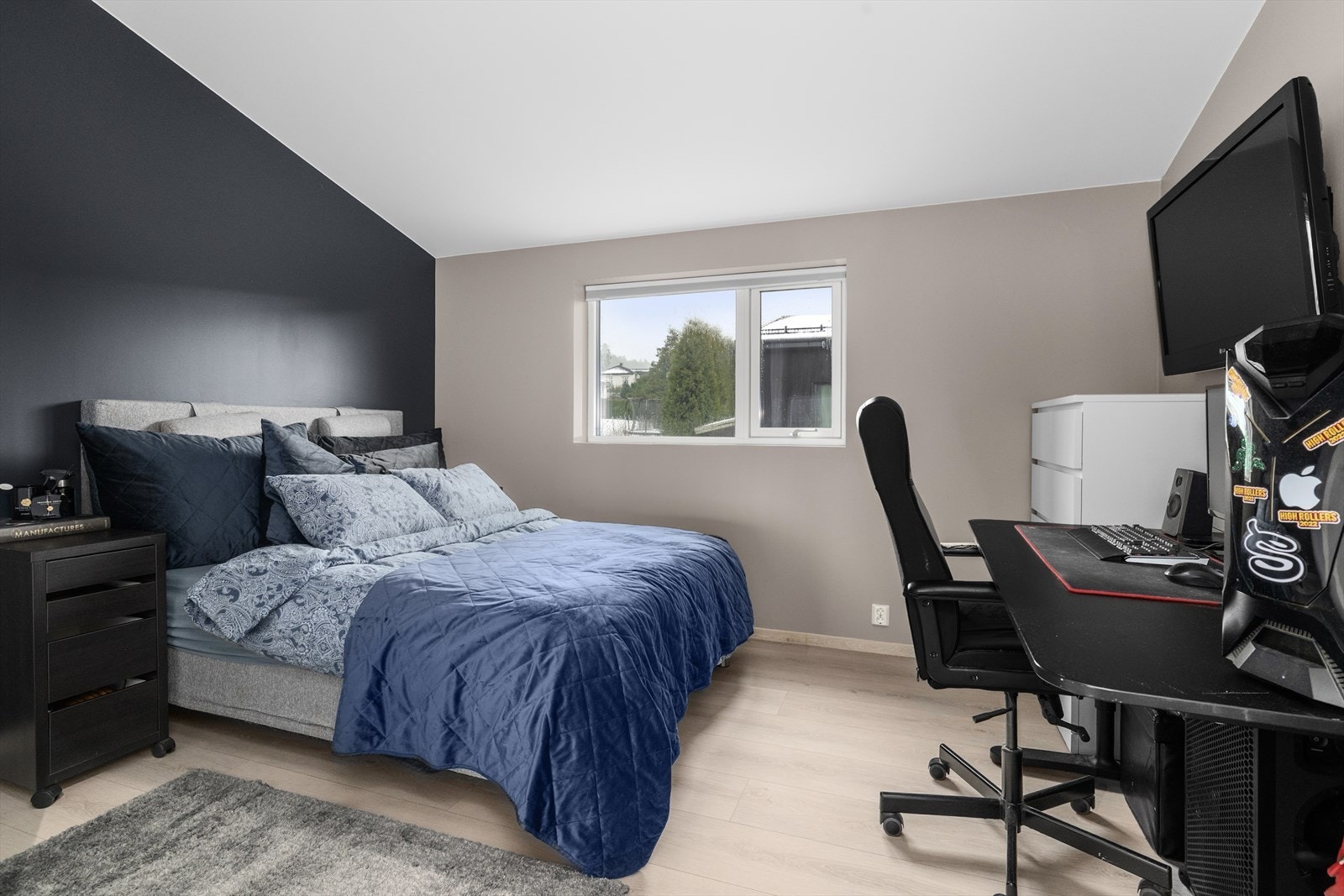 Det er 3 soverom i 2. etasje. Soverommet er romslig og har godt med oppbevaringsplass for klær i praktisk garderobeskap. Galleribilde