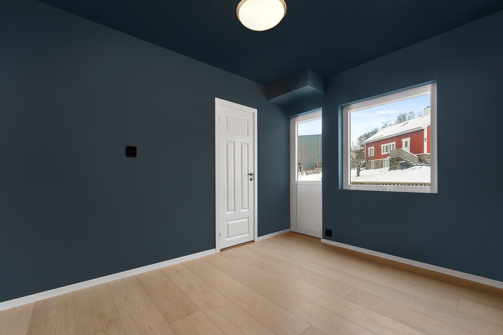 Soverom utan digital møblering. Utgang til veranda Galleribilde